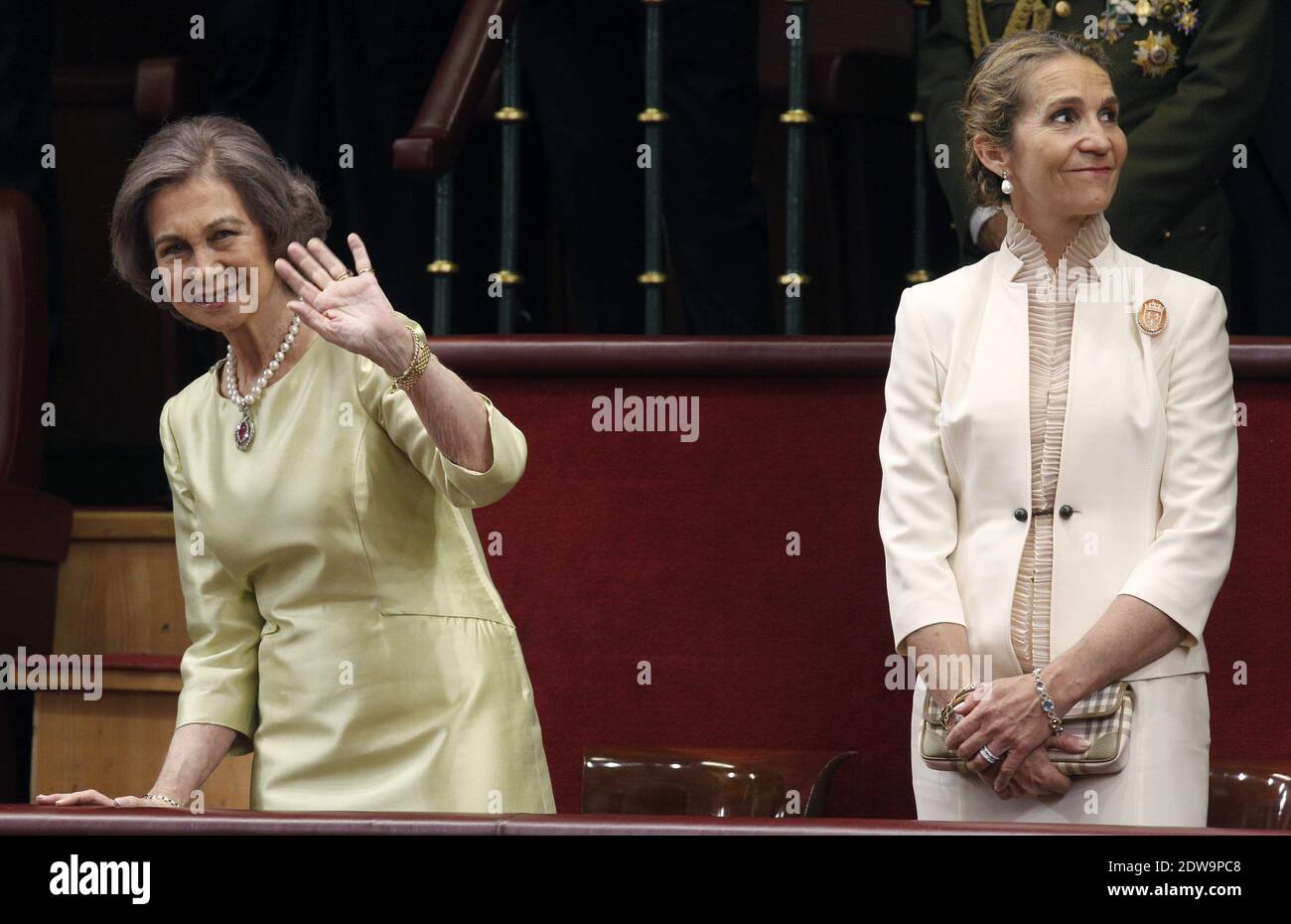 Königin Sofia von Spanien, Prinzessin Elena von Spanien auf dem Kongress während der Könige erste Rede zu seiner Proklamation als König von Spanien vor dem spanischen Parlament am 19. Juni 2014 in Madrid, Spanien. Die Krönung von König Felipe VI. Findet in Madrid statt. Sein Vater, der ehemalige König Juan Carlos von Spanien, hat am 2. Juni nach 39 Jahren Herrschaft abgedankt. Der neue König wird von seiner Frau Königin Letizia von Spanien begleitet. Phoot by Pool/ABACAPRESS.COM Stockfoto