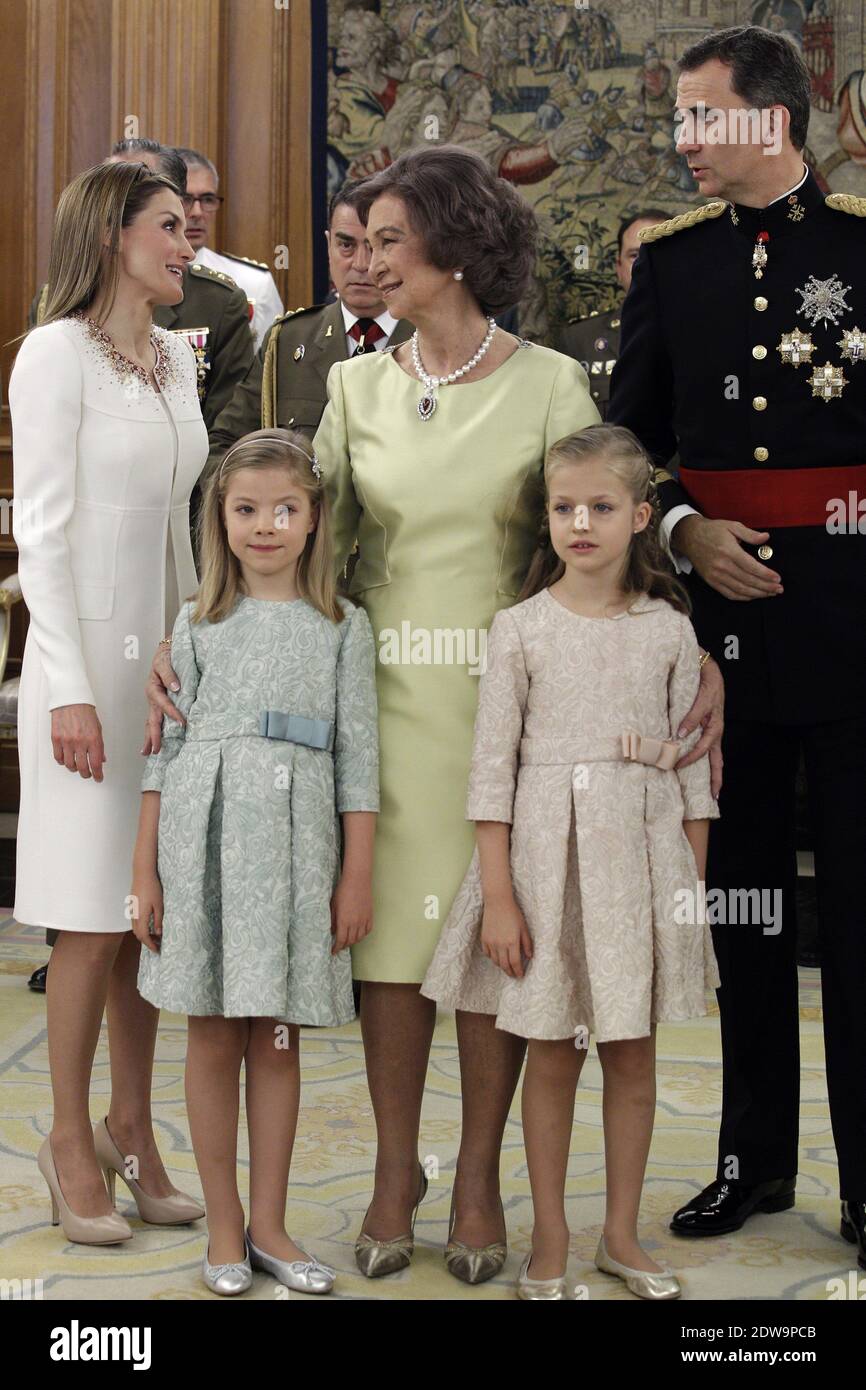 Königin Letizia von Spanien, Prinzessin Leonor, Prinzessin von Asturien, Prinzessin Sofia und Königin Sofia nehmen an einer Zeremonie im Hörsaal des Zarzuela-Palastes vor der offiziellen Krönungszeremonie des Königs am 19. Juni 2014 in Madrid, Spanien, Teil. Die Krönung von König Felipe VI. Findet in Madrid statt. Sein Vater, der ehemalige König Juan Carlos von Spanien, hat am 2. Juni nach 39 Jahren Herrschaft abgedankt. Der neue König wird von seiner Frau Königin Letizia von Spanien begleitet. Foto von Pool/ABACAPRESS.COM Stockfoto