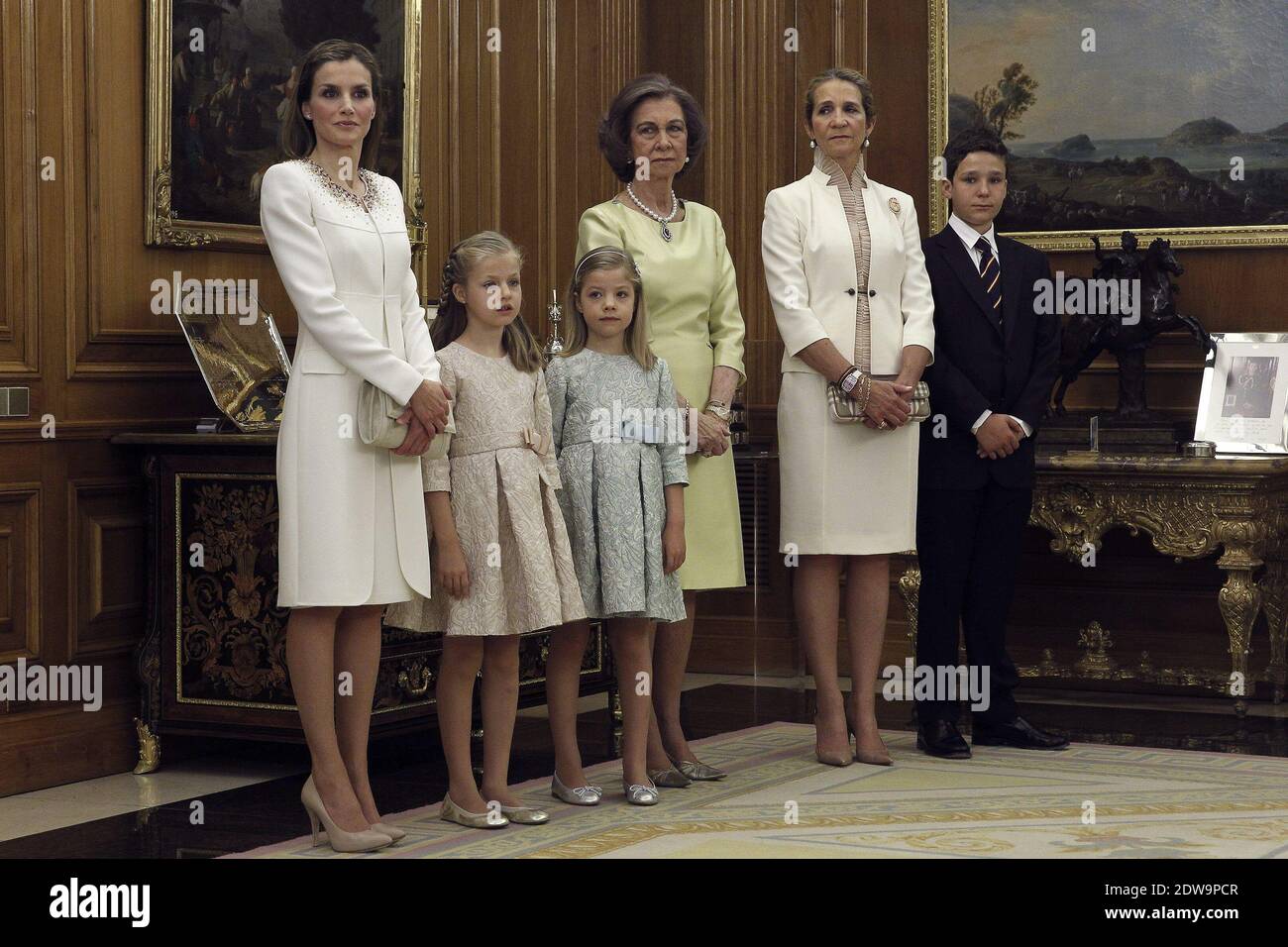 Königin Letizia von Spanien, Prinzessin Leonor, Prinzessin von Asturien, Prinzessin Sofia, Königin Sofia, Prinzessin Elena und Felipe Juan Froilan de Marichalar nehmen an einer Zeremonie im Hörsaal des Palastes Zarzuela vor der offiziellen Krönungszeremonie des Königs am 19. Juni 2014 in Madrid, Spanien, Teil. Die Krönung von König Felipe VI. Findet in Madrid statt. Sein Vater, der ehemalige König Juan Carlos von Spanien, hat am 2. Juni nach 39 Jahren Herrschaft abgedankt. Der neue König wird von seiner Frau Königin Letizia von Spanien begleitet. Foto von Pool/ABACAPRESS.COM Stockfoto