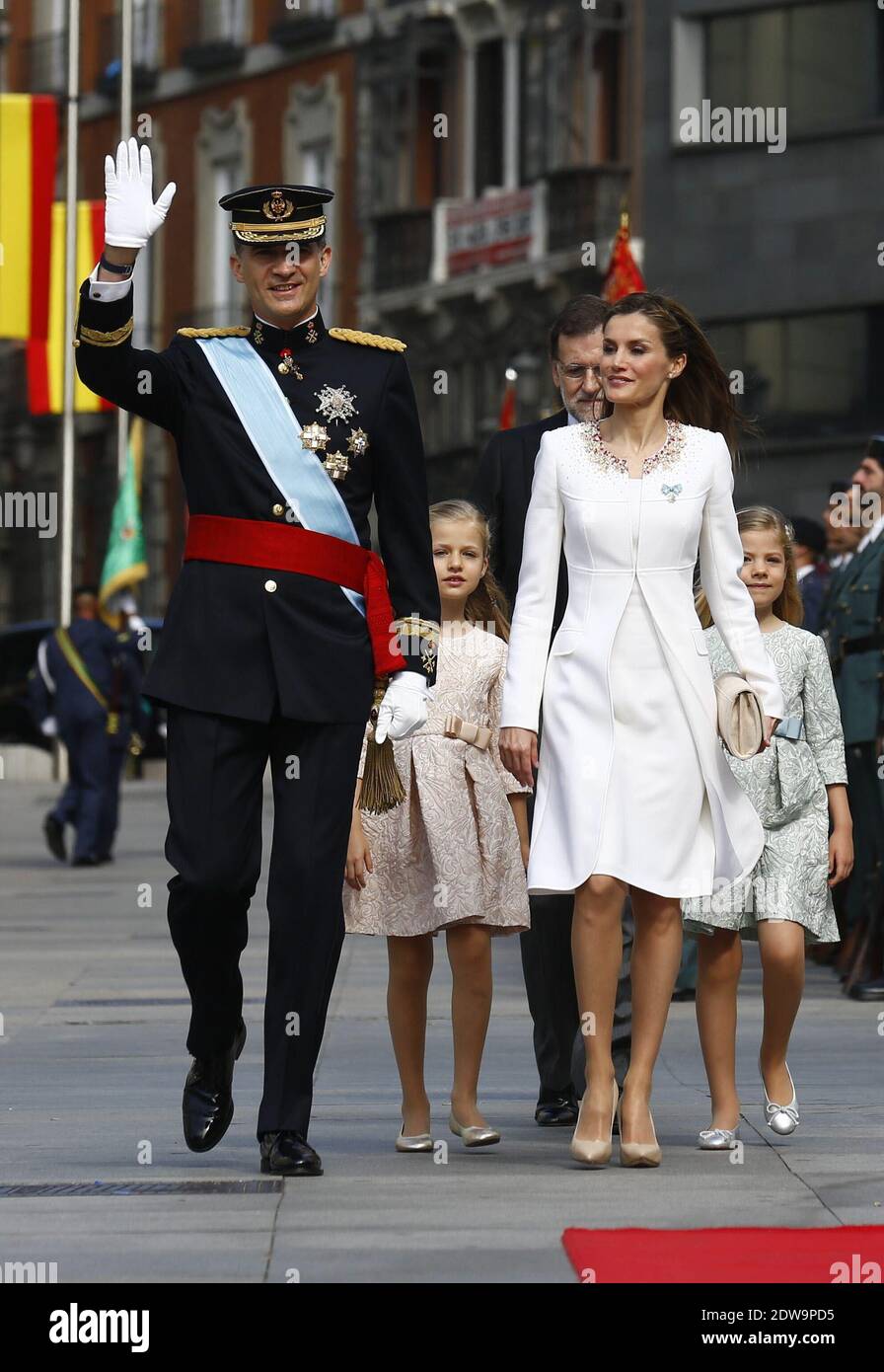 König Felipe VI. Von Spanien, Königin Letizia von Spanien, Prinzessin Leonor, Prinzessin von Asturien, Prinzessin Sofia kommen zu einer Zeremonie im Hörsaal des Zarzuela Palastes vor der offiziellen Krönungszeremonie des Königs am 19. Juni 2014 in Madrid, Spanien. Die Krönung von König Felipe VI. Findet in Madrid statt. Sein Vater, der ehemalige König Juan Carlos von Spanien, hat am 2. Juni nach 39 Jahren Herrschaft abgedankt. Der neue König wird von seiner Frau Königin Letizia von Spanien begleitet. Foto von Pool/ABACAPRESS.COM Stockfoto