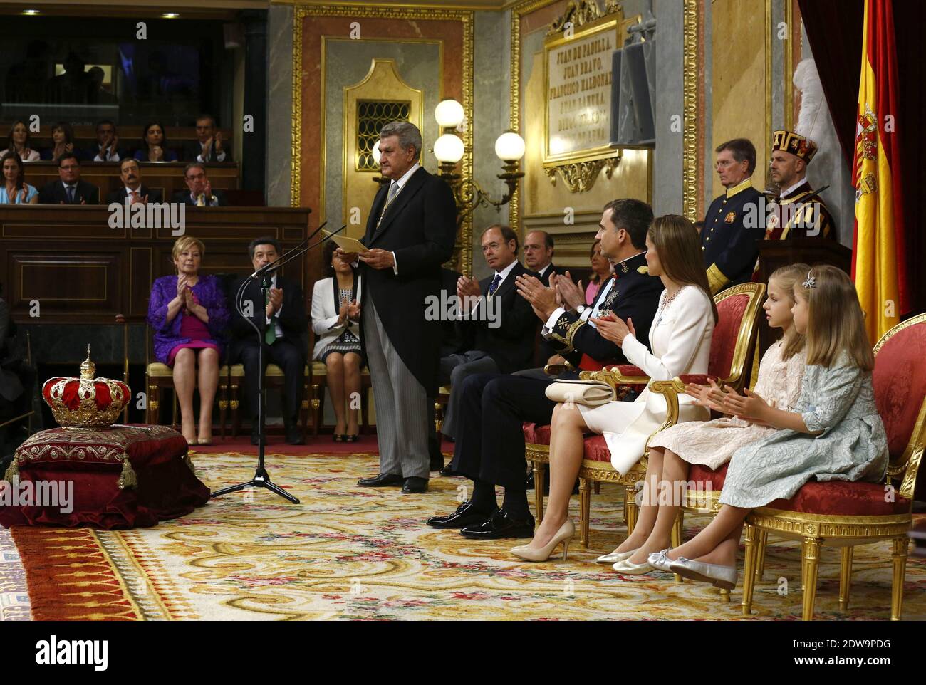 König Felipe VI von Spanien, Königin Letizia von Spanien und Töchter Prinzessin Sofia und Prinzessin Leonor, Prinzessin von Asturien auf dem Kongress der Abgeordneten während der ersten Rede der Könige zu seiner Proklamation als König von Spanien vor dem spanischen Parlament am 19. Juni 2014 in Madrid, Spanien. Die Krönung von König Felipe VI. Findet in Madrid statt. Sein Vater, der ehemalige König Juan Carlos von Spanien, hat am 2. Juni nach 39 Jahren Herrschaft abgedankt. Der neue König wird von seiner Frau Königin Letizia von Spanien begleitet. Stockfoto