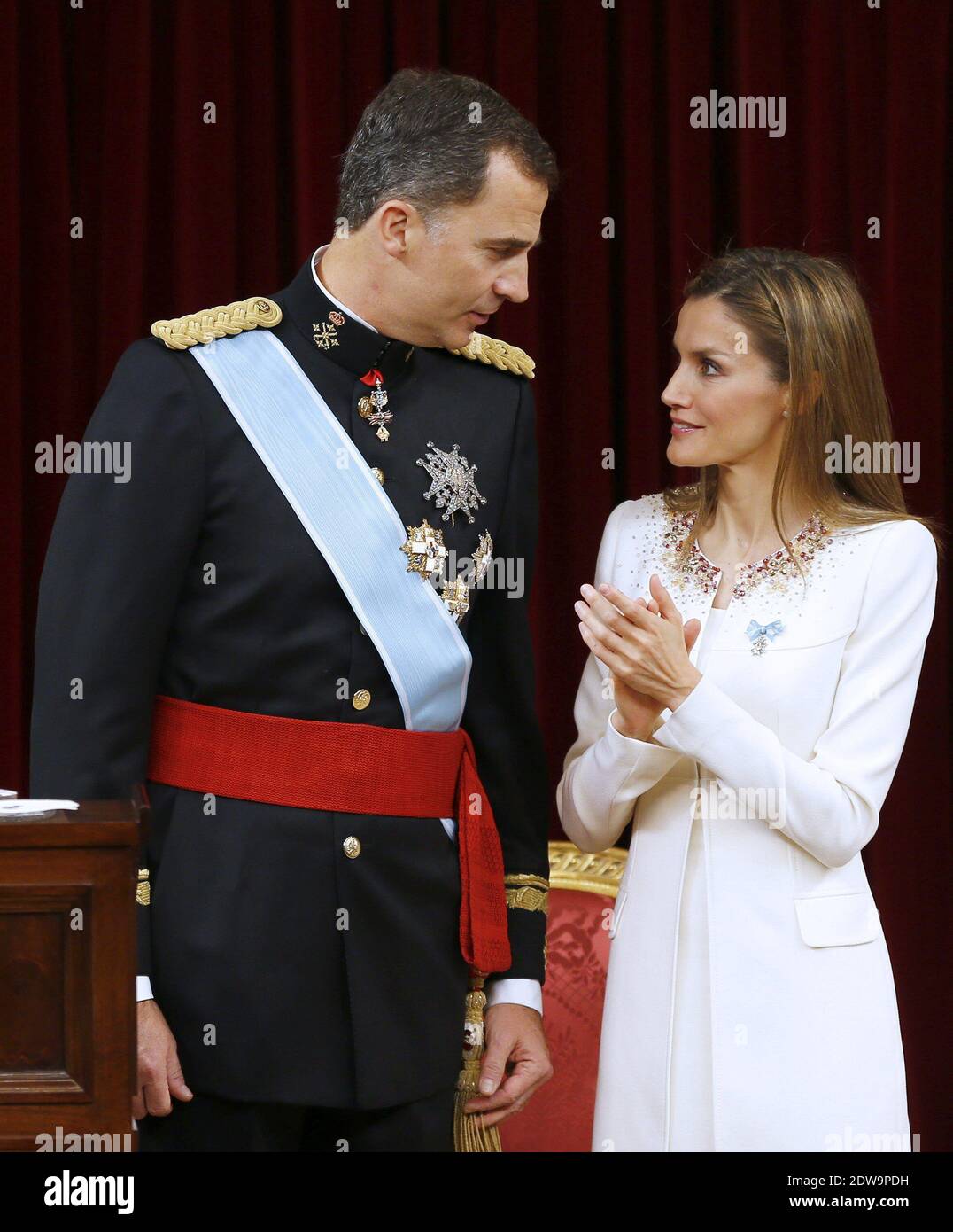 König Felipe VI. Von Spanien, Königin Letizia von Spanien auf dem Kongress während der Könige erste Rede zu seiner Proklamation als König von Spanien vor dem spanischen Parlament am 19. Juni 2014 in Madrid, Spanien. Die Krönung von König Felipe VI. Findet in Madrid statt. Sein Vater, der ehemalige König Juan Carlos von Spanien, hat am 2. Juni nach 39 Jahren Herrschaft abgedankt. Der neue König wird von seiner Frau Königin Letizia von Spanien begleitet. Phoot by Pool/ABACAPRESS.COM Stockfoto