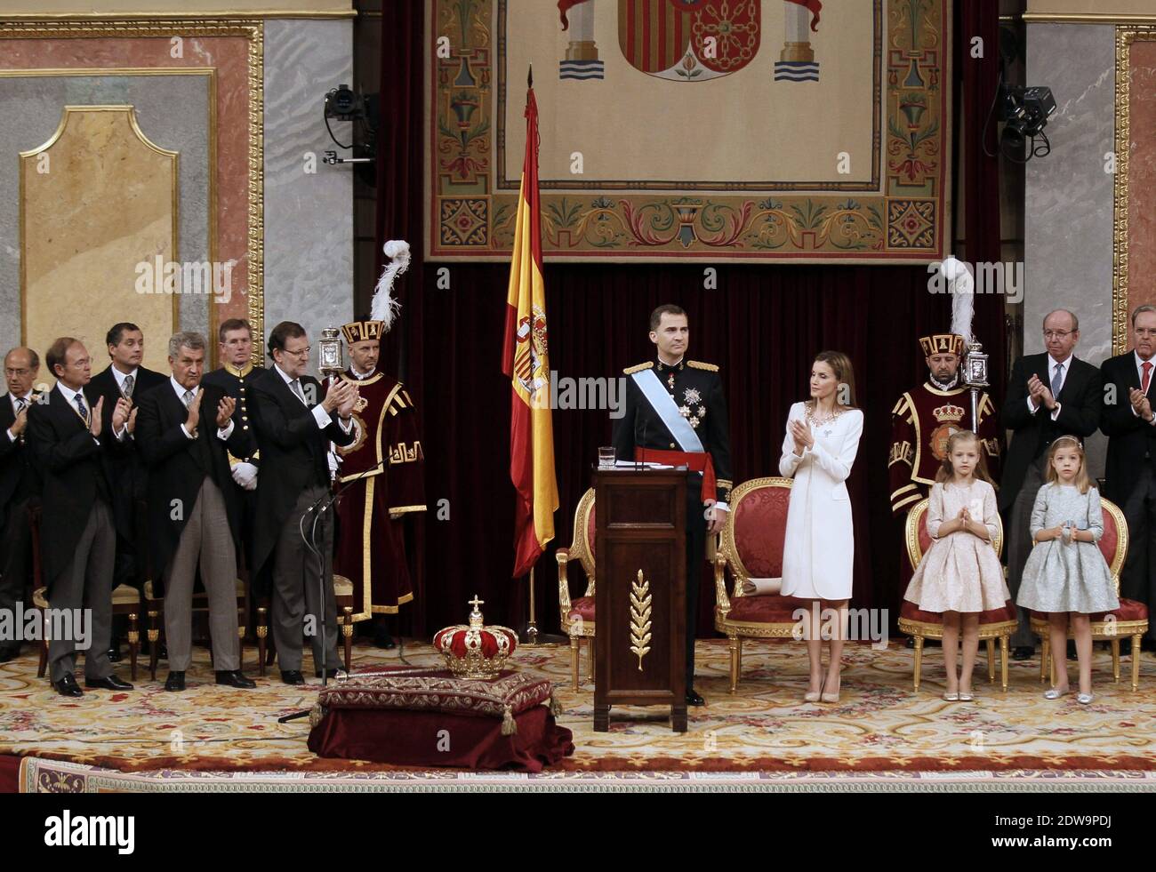 König Felipe VI von Spanien, Königin Letizia von Spanien und Töchter Prinzessin Sofia und Prinzessin Leonor, Prinzessin von Asturien auf dem Kongress der Abgeordneten während der ersten Rede der Könige zu seiner Proklamation als König von Spanien vor dem spanischen Parlament am 19. Juni 2014 in Madrid, Spanien. Die Krönung von König Felipe VI. Findet in Madrid statt. Sein Vater, der ehemalige König Juan Carlos von Spanien, hat am 2. Juni nach 39 Jahren Herrschaft abgedankt. Der neue König wird von seiner Frau Königin Letizia von Spanien begleitet. Stockfoto