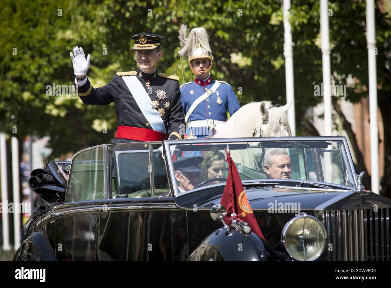 König Felipe VI. Von Spanien verließ den Kongress nach der ersten Rede der Könige, um seine Proklamation als König von Spanien vor dem spanischen Parlament am 19. Juni 2014 in Madrid, Spanien, zu machen. Die Krönung von König Felipe VI. Findet in Madrid statt. Sein Vater, der ehemalige König Juan Carlos von Spanien, hat am 2. Juni nach 39 Jahren Herrschaft abgedankt. Der neue König wird von seiner Frau Königin Letizia von Spanien begleitet. Phoot by Pool/ABACAPRESS.COM Stockfoto