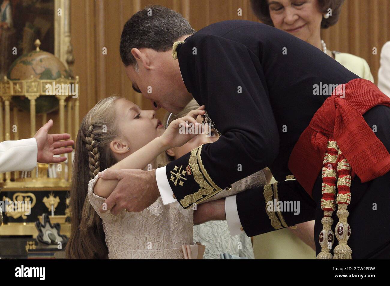 König Felipe VI von Spanien, Königin Letizia von Spanien und Töchter Prinzessin Sofia und Prinzessin Leonor, Prinzessin von Asturien auf dem Kongress der Abgeordneten während der ersten Rede der Könige zu seiner Proklamation als König von Spanien vor dem spanischen Parlament am 19. Juni 2014 in Madrid, Spanien. Die Krönung von König Felipe VI. Findet in Madrid statt. Sein Vater, der ehemalige König Juan Carlos von Spanien, hat am 2. Juni nach 39 Jahren Herrschaft abgedankt. Der neue König wird von seiner Frau Königin Letizia von Spanien begleitet. Stockfoto