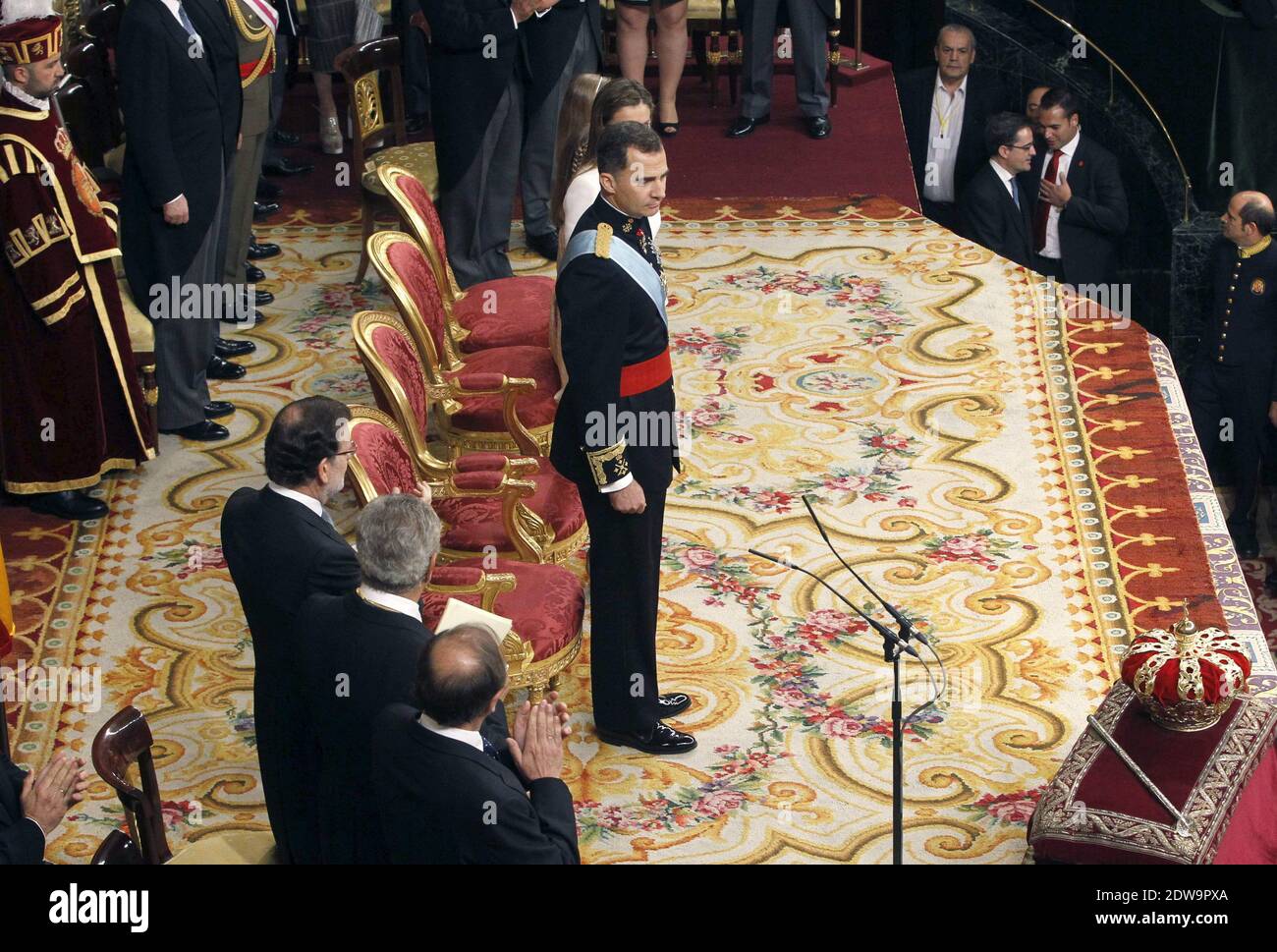 König Felipe VI. Von Spanien, Königin Letizia von Spanien, Prinzessin Sofia und Prinzessin Leonor auf dem Kongress während der ersten Ansprache der Könige, um seine Proklamation als König von Spanien vor dem spanischen Parlament am 19. Juni 2014 in Madrid, Spanien, zu machen. Die Krönung von König Felipe VI. Findet in Madrid statt. Sein Vater, der ehemalige König Juan Carlos von Spanien, hat am 2. Juni nach 39 Jahren Herrschaft abgedankt. Der neue König wird von seiner Frau Königin Letizia von Spanien begleitet. Foto von Pool/ABACAPRESS.COM Stockfoto