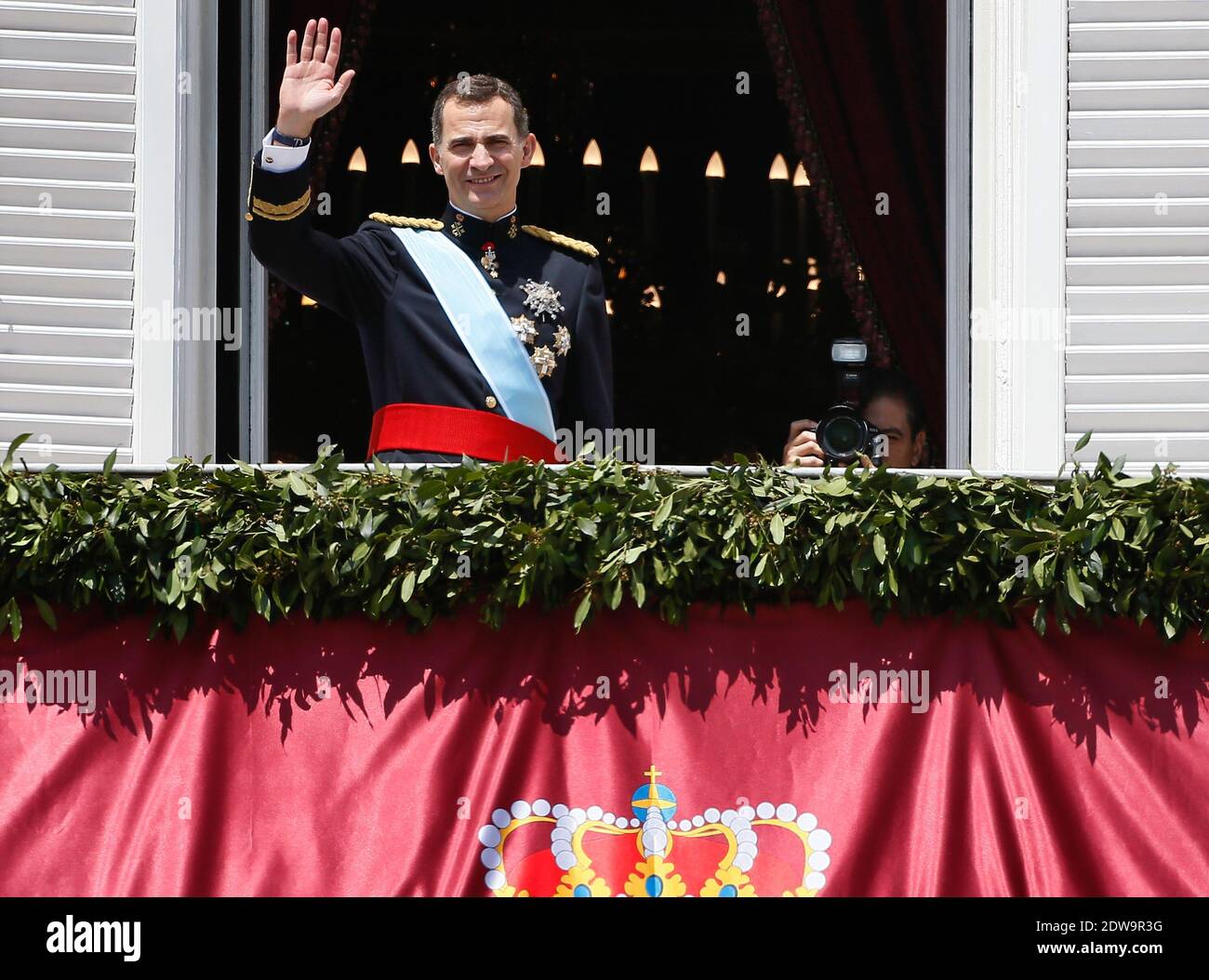 König Felipe VI. Von Spanien erscheint auf dem Balkon des Königspalastes während der offiziellen Krönungszeremonie des Königs am 19. Juni 2014 in Madrid, Spanien. Die Krönung von König Felipe VI. Findet in Madrid statt. Sein Vater, der ehemalige König Juan Carlos von Spanien, hat am 2. Juni nach 39 Jahren Herrschaft abgedankt. Der neue König wird von seiner Frau Königin Letizia von Spanien begleitet. Foto von Patrick Bernard/ABACAPRESS.COM Stockfoto