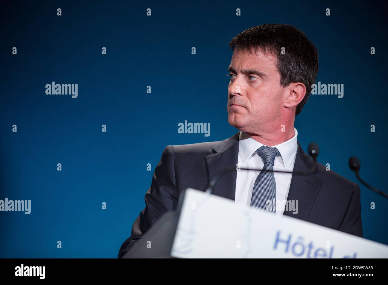 Premierminister Manuel Valls porträtierte am 19. Juni 2014 im Matignon Hotel in Paris während einer Konferenz über die Situation, die sich Künstlern und Technikern der Unterhaltungsindustrie, auch bekannt als "Intermittents du Spectacle", gegenüber der Regierung stellt. Foto von Romain Boe/ABACAPRESS.COM Stockfoto