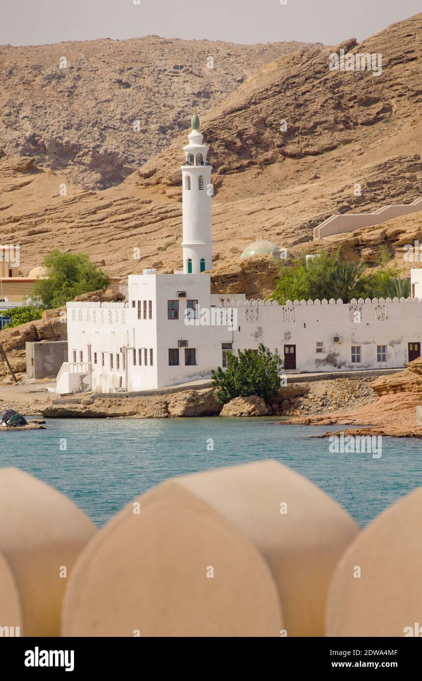 Allgemeiner Blick auf die omanische Moschee in Sur, dem Golf von Oman.oft als potenzielles Reiseziel übersehen und doch seine reiche Geschichte und Jahrhunderte alte Kultur, die so viel zu bieten hat. Oman ist eine unglaublich vielfältige Landschaft mit tropischen palmengesäumten Waden, abgelegenen Wüsten und grünen terrassenförmigen Bergen, blühenden Souks und einem der gastfreundlichsten Menschen der arabischen Golfregion und muss weitere Aufmerksamkeit verdienen. Stockfoto