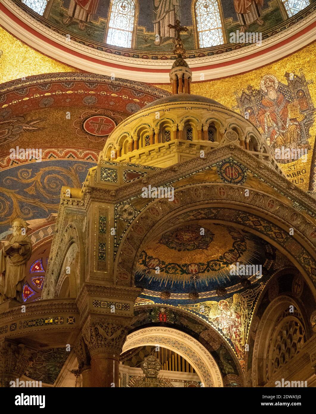 Der Baldacchino und Mosaiken in der Kathedrale Basilika St. Louis in Missouri. Stockfoto