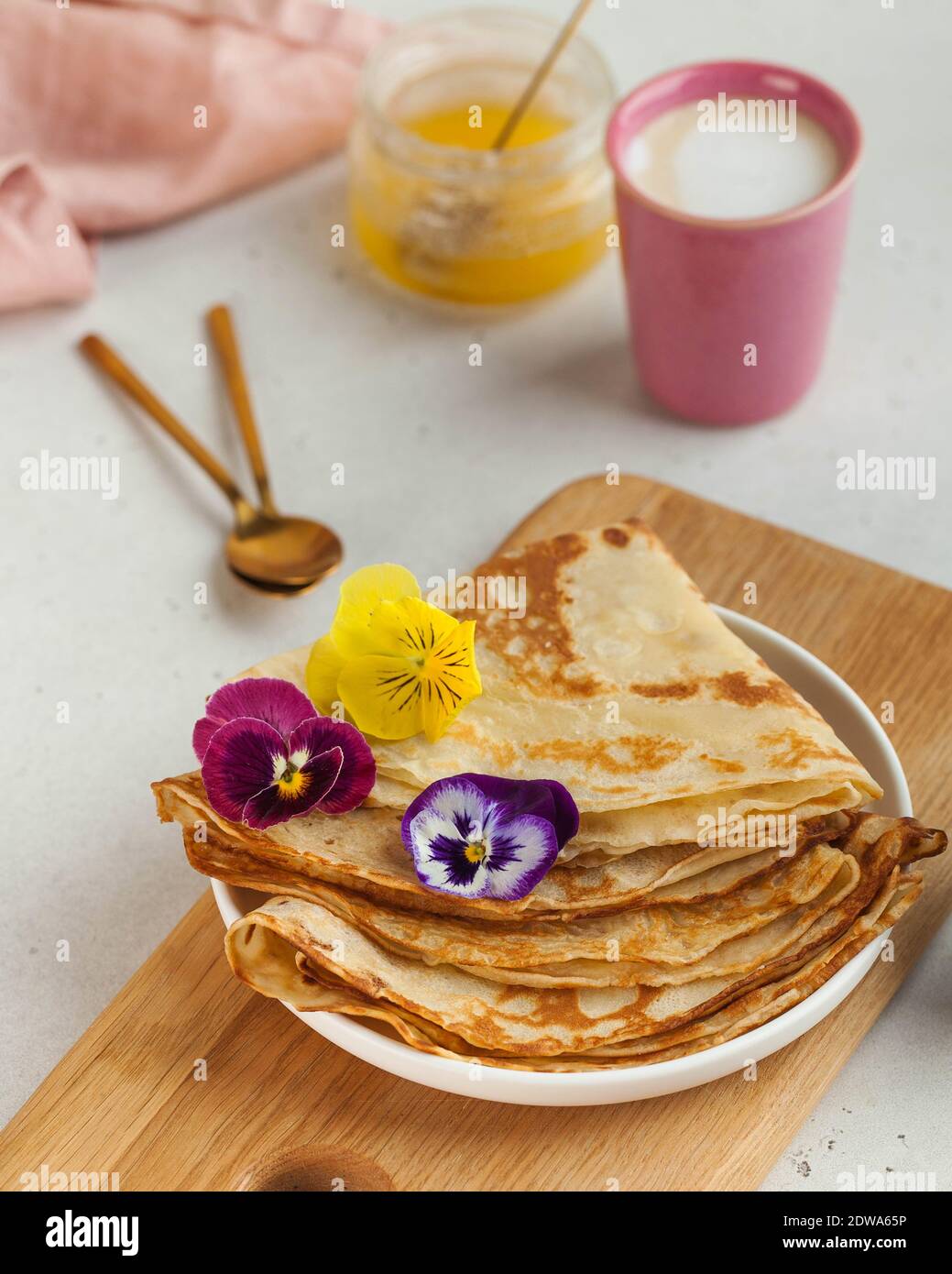 Leckere Crepes auf Tellern, Kaffeebecher. Konzept für Frühstück, Dessert,  Rezept, französische Küche, Maslenitsa Stockfotografie - Alamy