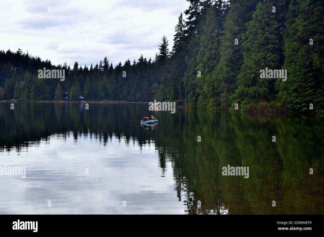 Beschaulicher See und Spiegelung des Waldes Stockfoto