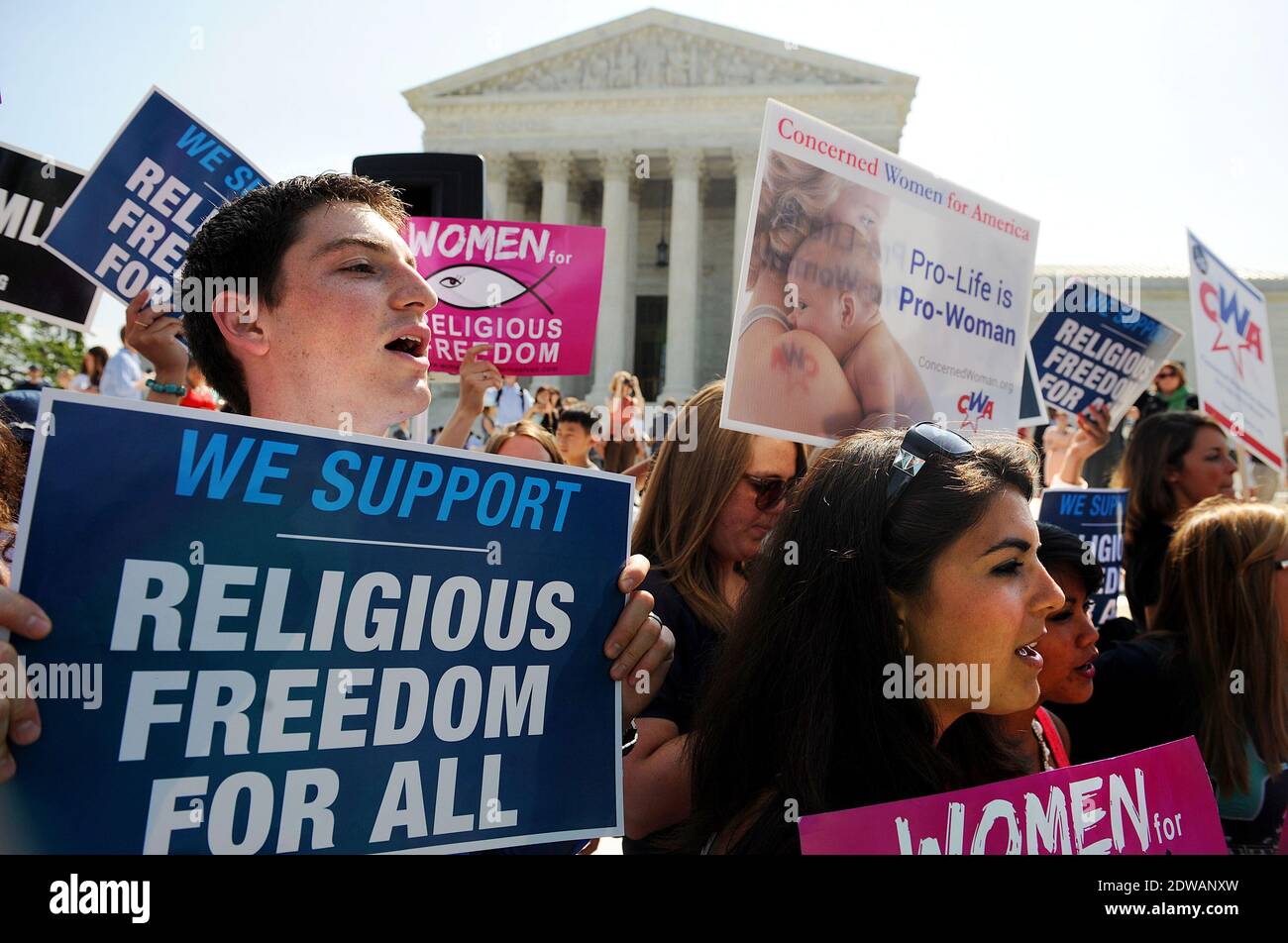 Hobby-Lobby-Anhänger reagieren auf die Entscheidung des Obersten Gerichtshofs der USA am 30. Juni 2014 in Washington, DC, USA. Das Obergericht entschied 5-4 in einer Entscheidung zugunsten der Hobby-Lobby, dass einige private Unternehmen aus religiösen Gründen von der Gesundheitsreform-Anforderung befreit werden können, dass Arbeitgeber gesponserte Krankenversicherungen die Verhütung abdecken. Foto von Olivier Douliery/ABACAPRESS.COM Stockfoto