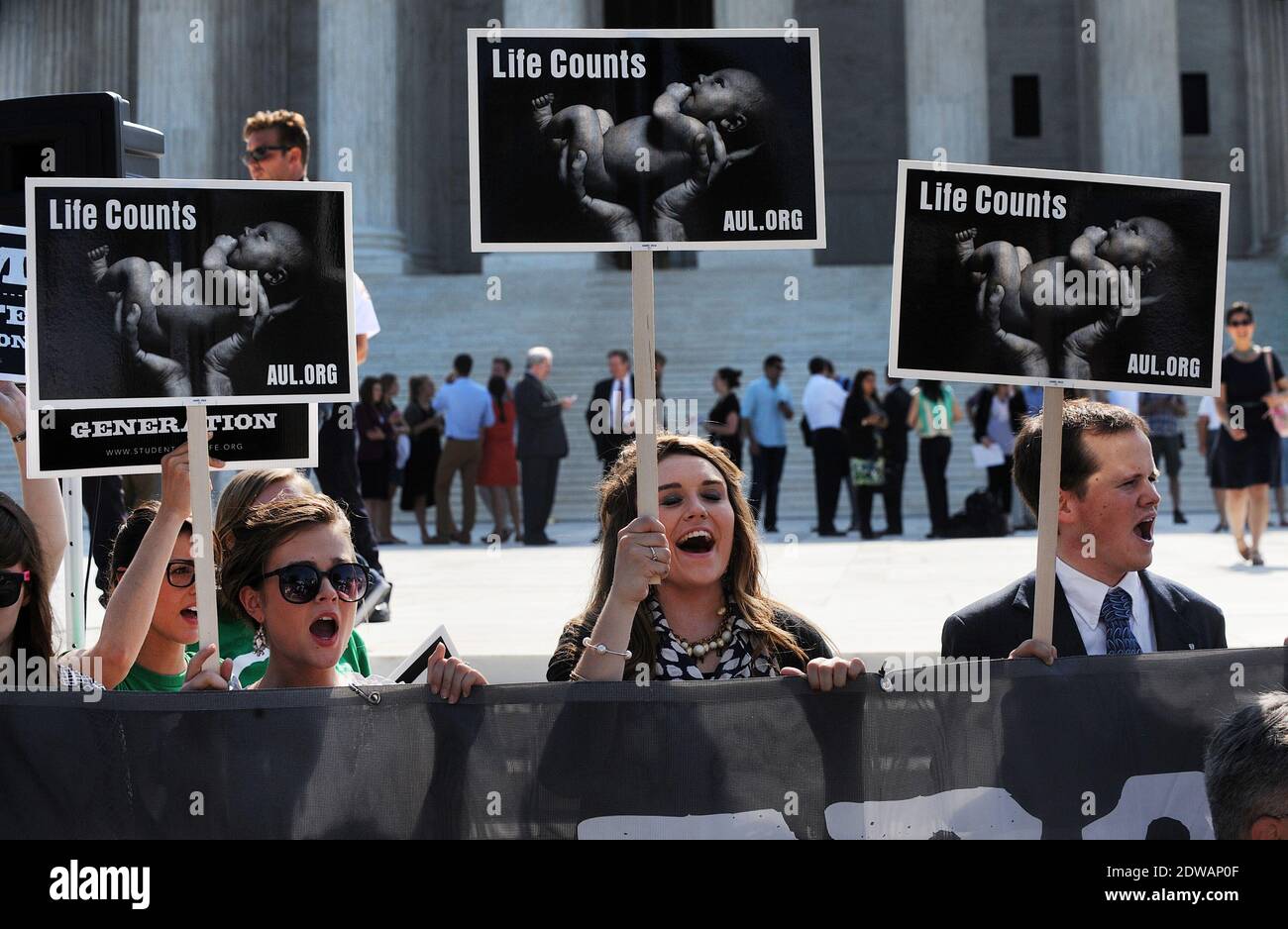 Hobby-Lobby-Anhänger reagieren auf die Entscheidung des Obersten Gerichtshofs der USA am 30. Juni 2014 in Washington, DC, USA. Das Obergericht entschied 5-4 in einer Entscheidung zugunsten der Hobby-Lobby, dass einige private Unternehmen aus religiösen Gründen von der Gesundheitsreform-Anforderung befreit werden können, dass Arbeitgeber gesponserte Krankenversicherungen die Verhütung abdecken. Foto von Olivier Douliery/ABACAPRESS.COM Stockfoto