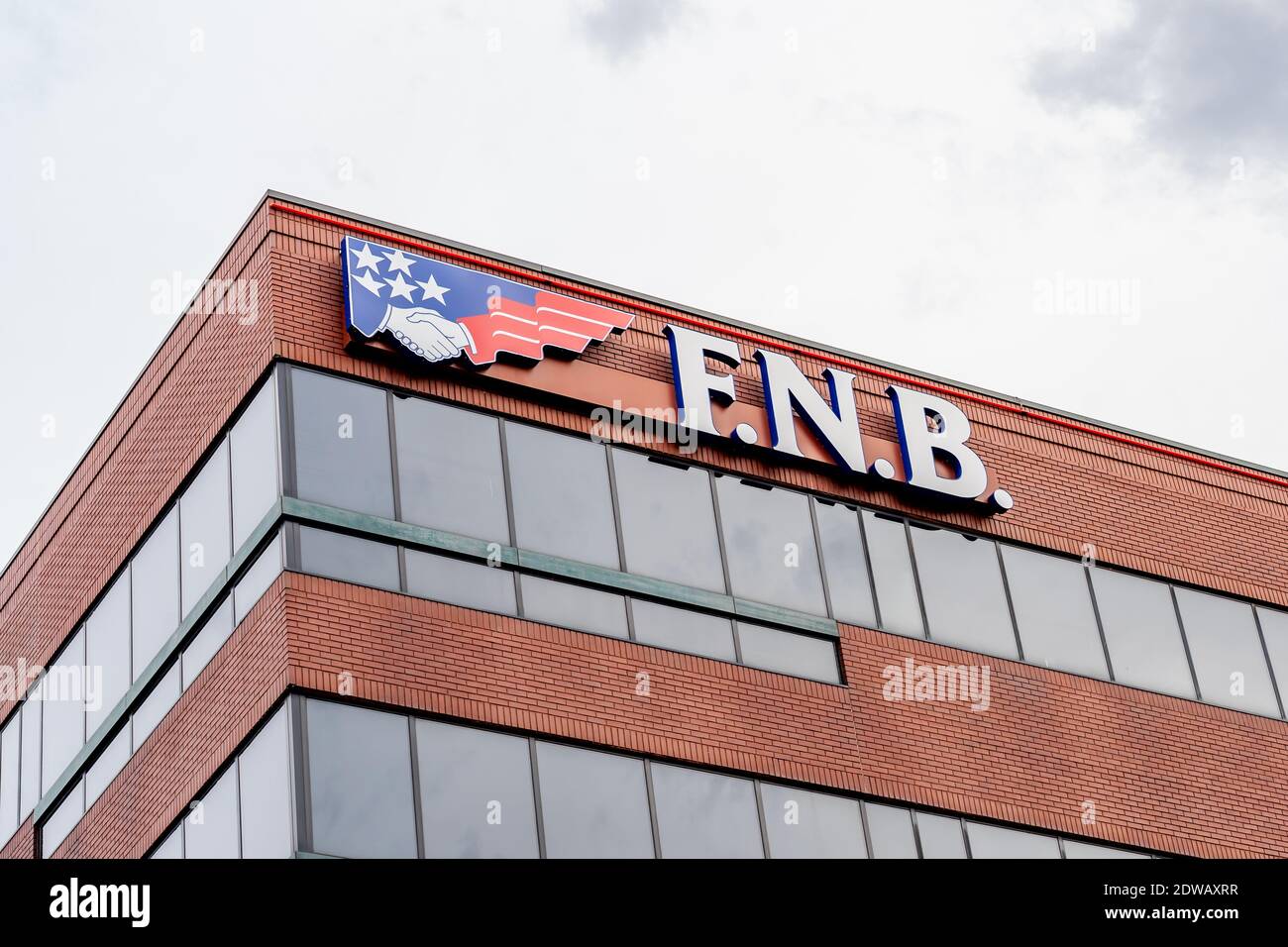 Schild und Logo der First National Bank auf dem Gebäude Pittsburgh, Pennsylvania, USA. Stockfoto