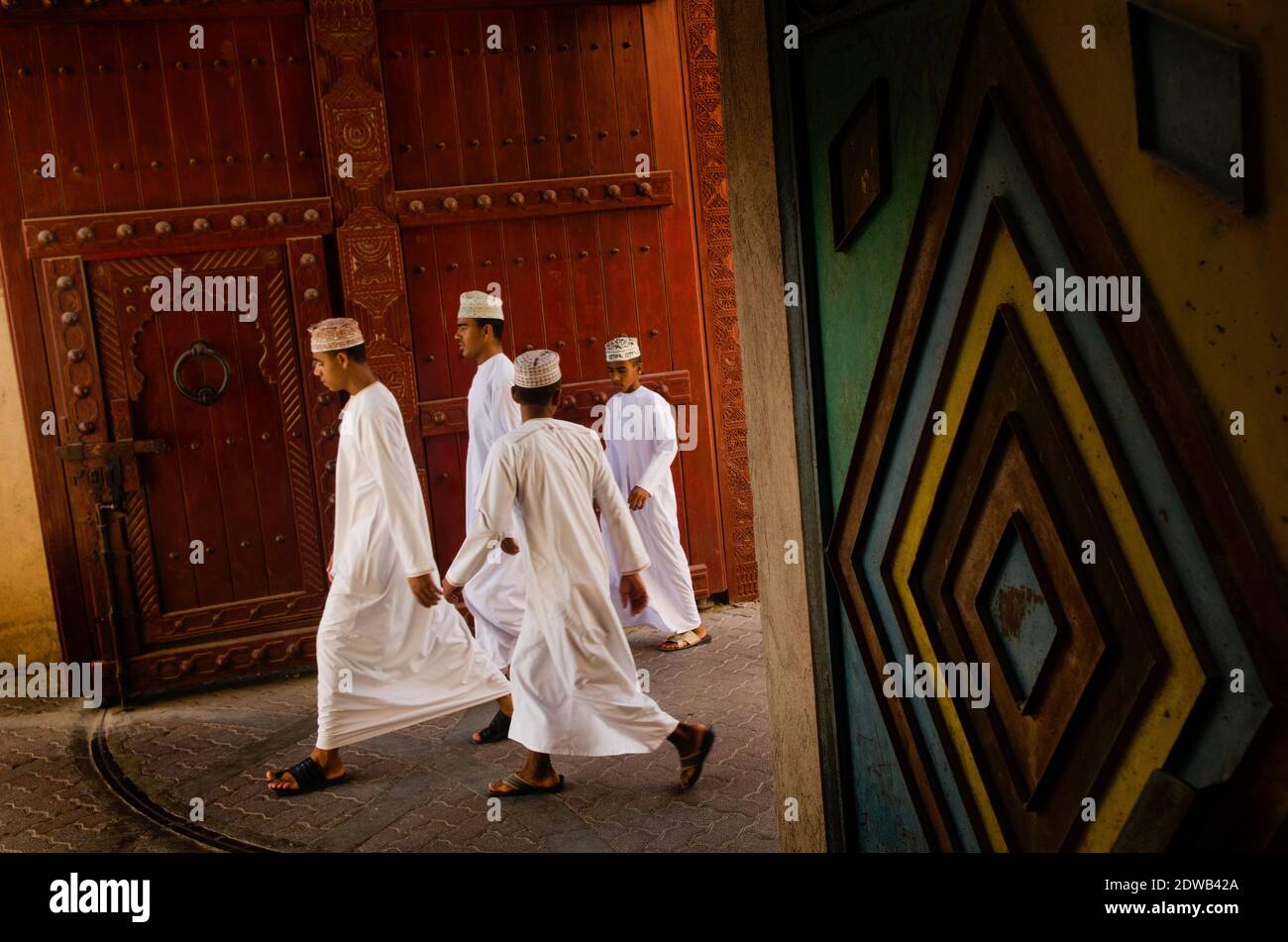 Tiwi, Oman. Mai 2014. Eine Gruppe von jungen omanischen Männern in traditioneller Kleidung gesehen, Nizwa Souk, Oman.oft als potenzielle Reiseziel übersehen und doch seine reiche Geschichte und Jahrhunderte alte Kultur, die so viel zu bieten hat. Oman ist eine unglaublich vielfältige Landschaft mit tropischen palmengesäumten Waden, abgelegenen Wüsten und grünen terrassenförmigen Bergen, blühenden Souks und einem der gastfreundlichsten Menschen der arabischen Golfregion und muss weitere Aufmerksamkeit verdienen. Kredit: John Wreford/SOPA Images/ZUMA Wire/Alamy Live Nachrichten Stockfoto