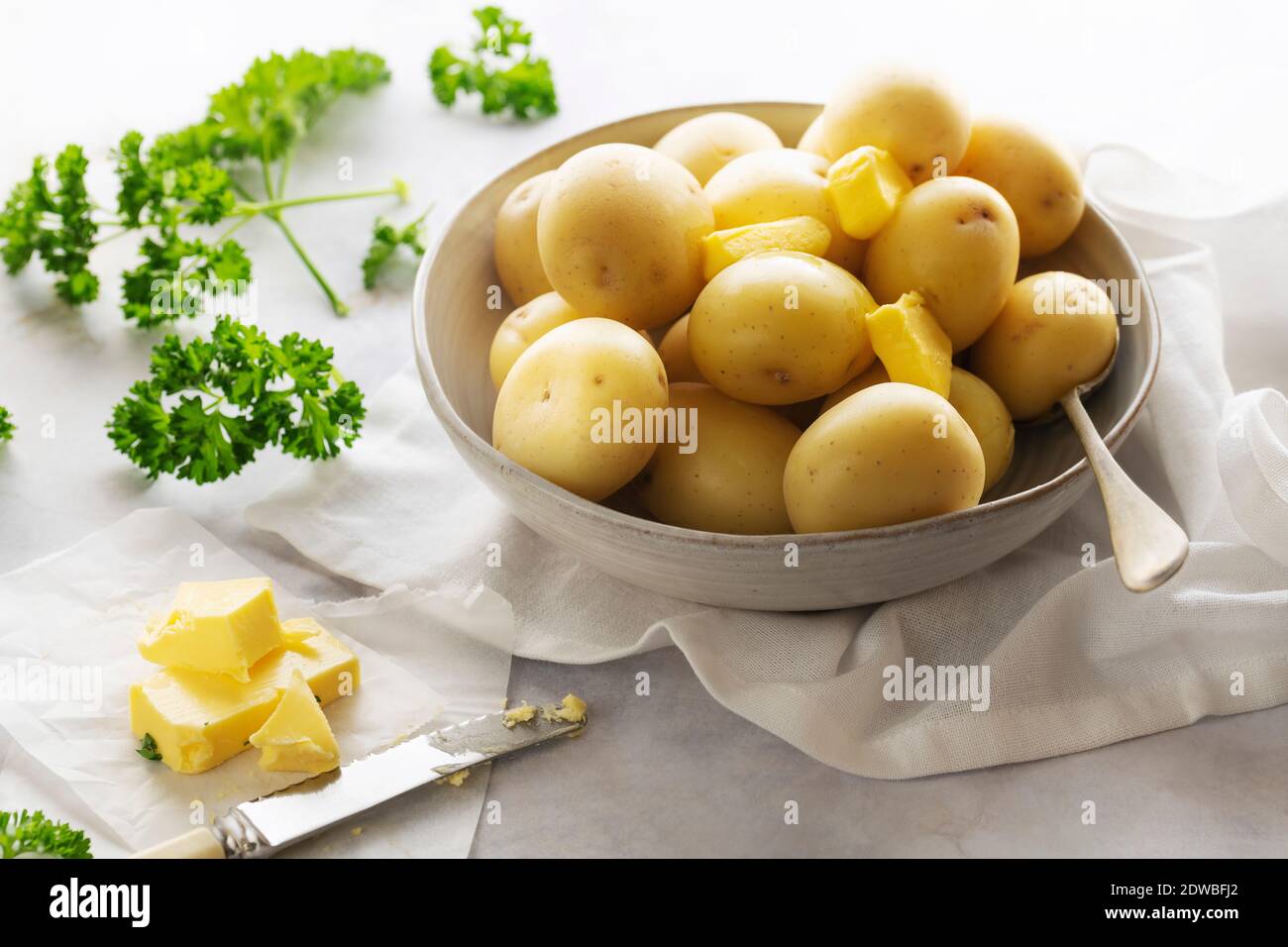 Babykartoffeln mit Butter und Petersilie. Stockfoto