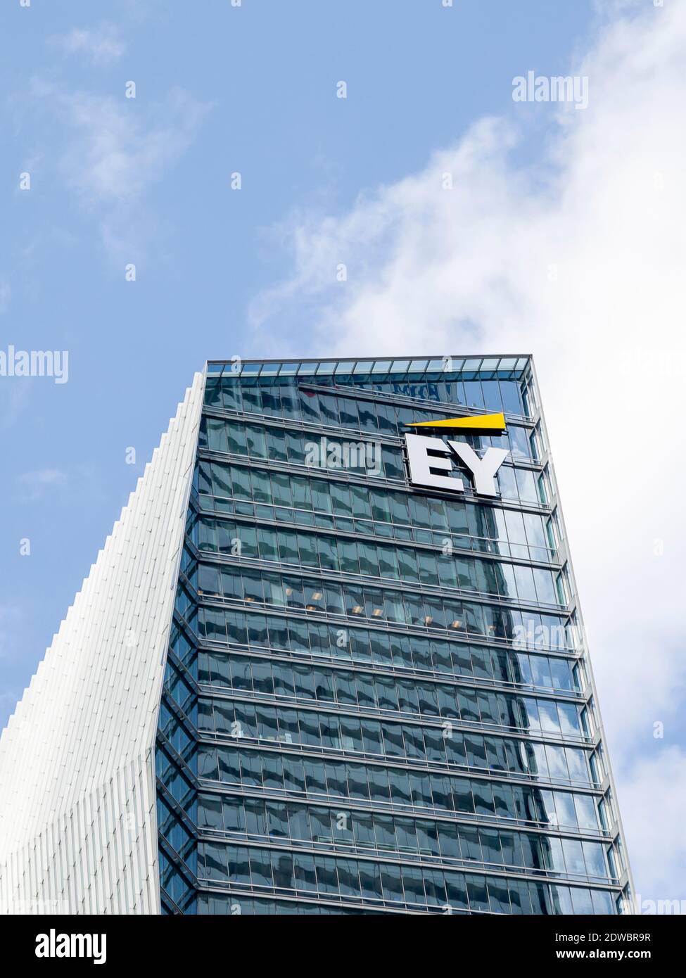 Schild und Logo von EY auf dem EY Tower in der Innenstadt von Toronto. Stockfoto