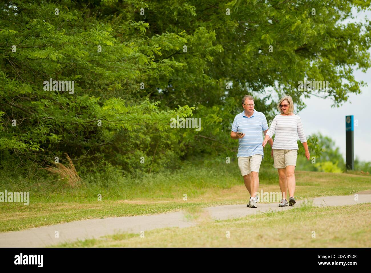 Aktives reifes Paar, das auf dem Pfad bei Shelby Farms läuft Park in der Nähe von Memphis Tennessee Stockfoto