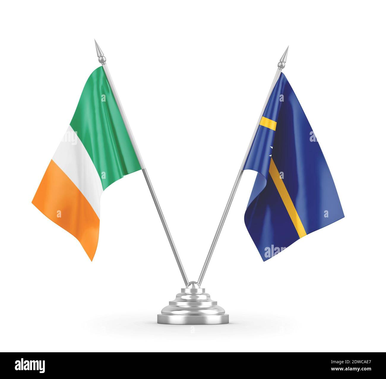 Nauru und Irland Tischflags isoliert auf weißem 3D-Rendering Stockfoto