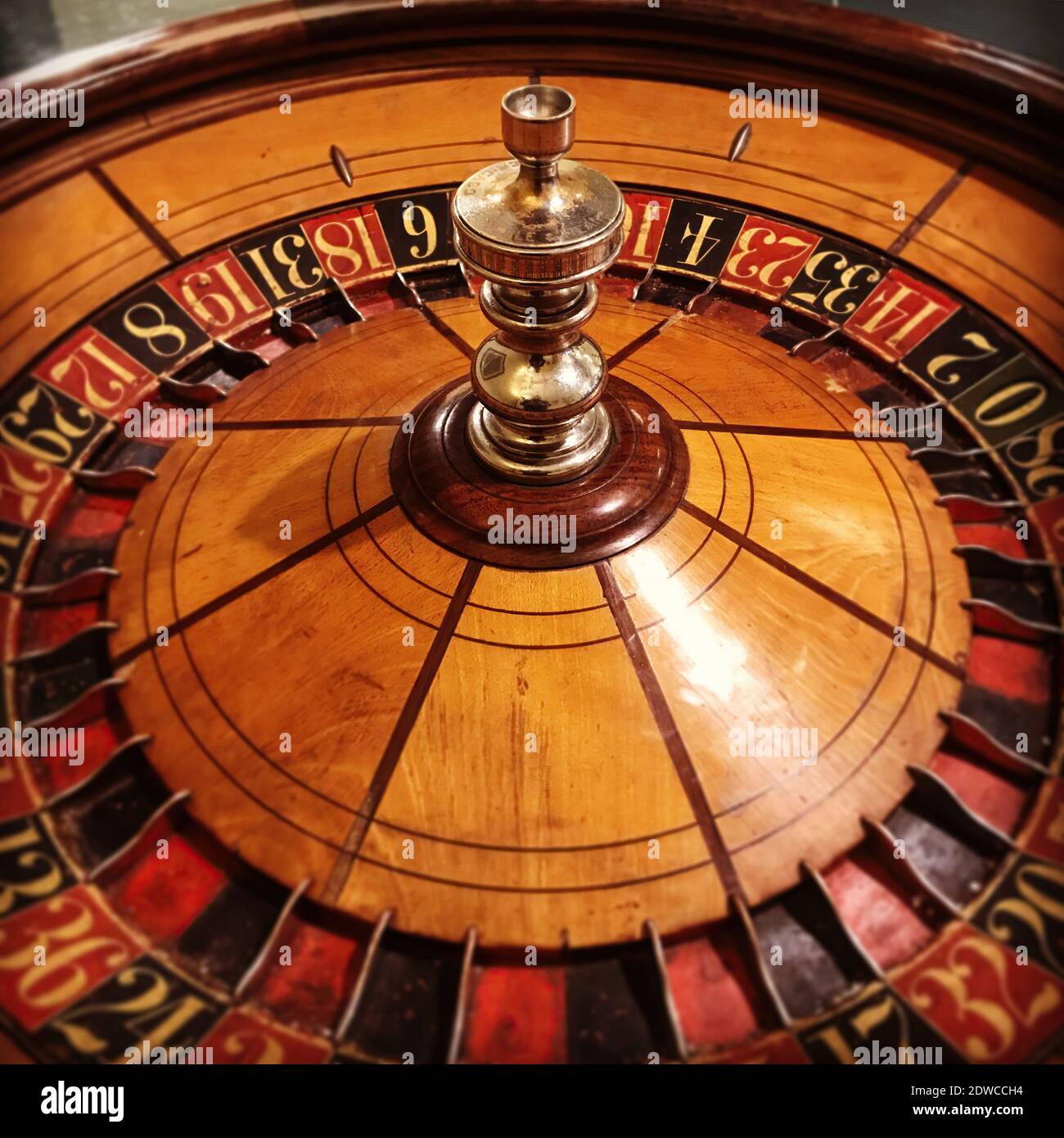 Ein Foto von einem alten hölzernen Roulette-Rad. Stockfoto