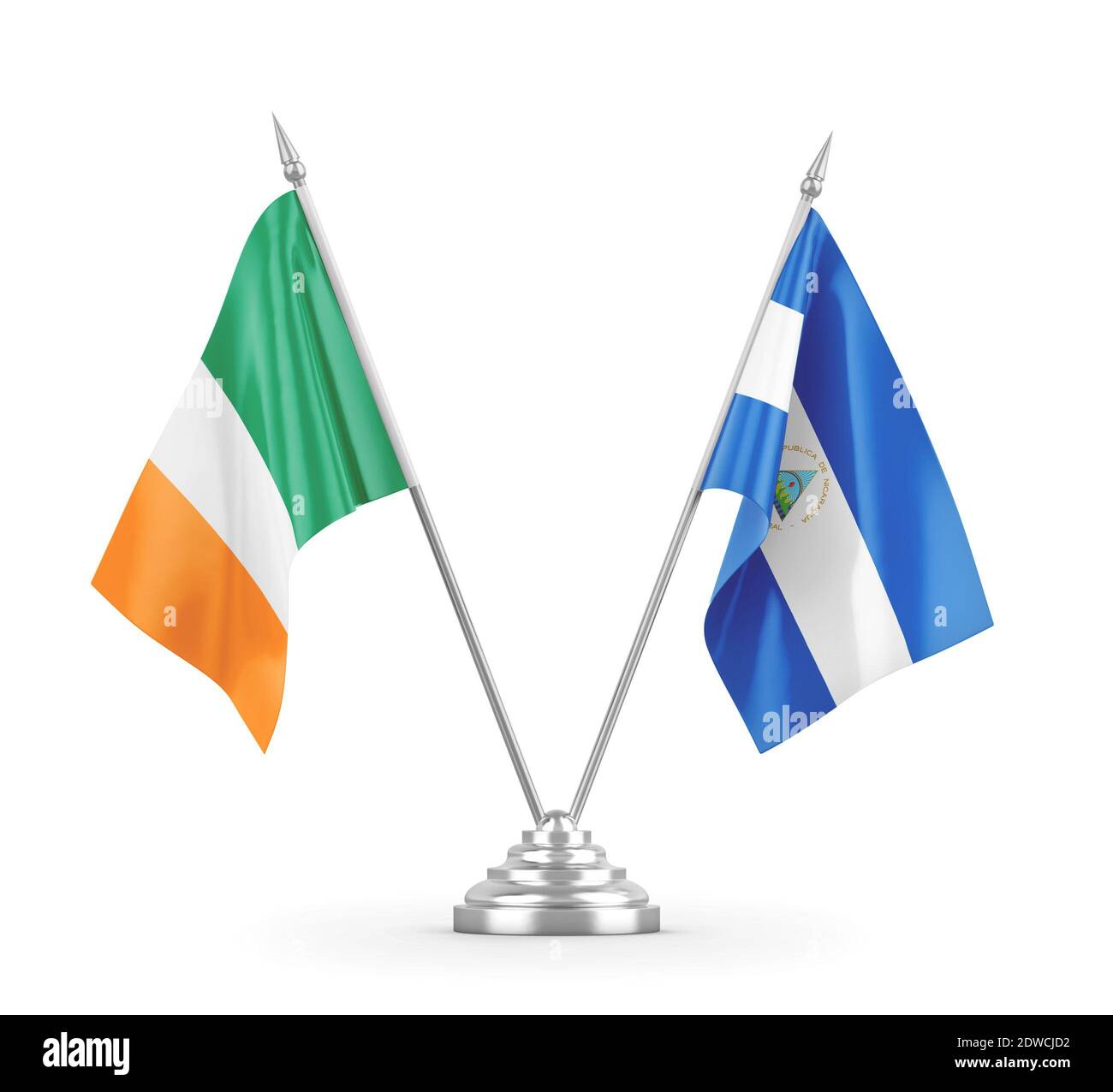 Nicaragua und Irland Tischflaggen isoliert auf weißem 3D-Rendering Stockfoto