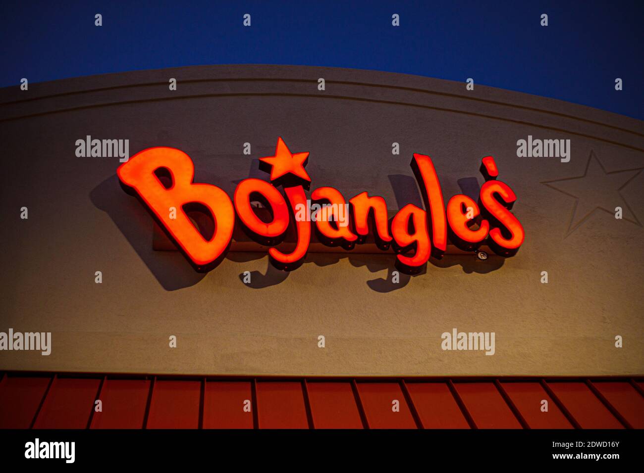 Columbia County, GA USA - 12 22 20: Bojangles Fast-Food-Restaurant in der Nacht orange Gebäude Schild Stockfoto