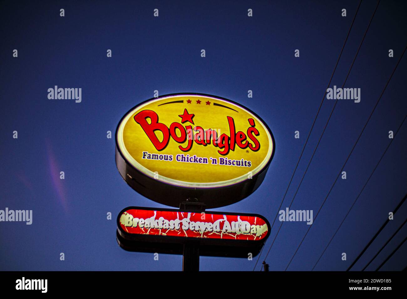 Columbia County, GA USA - 12 22 20: Bojangles Fast-Food-Restaurant bei Nacht Straßenschild Stockfoto