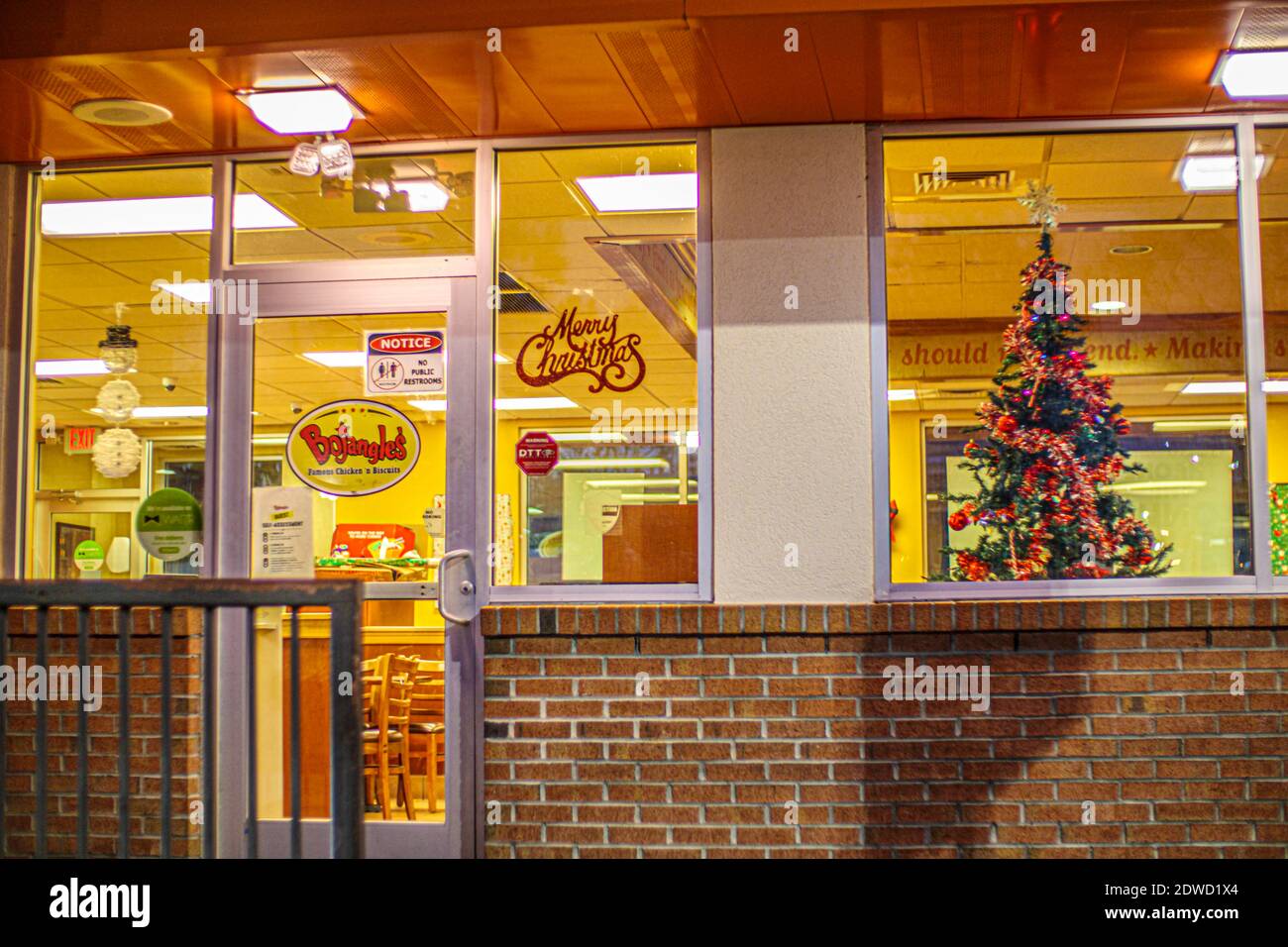 Columbia County, GA USA - 12 22 20: Bojangles Fast-Food-Restaurant in der Nacht Weihnachtsdekoration Interieur Stockfoto