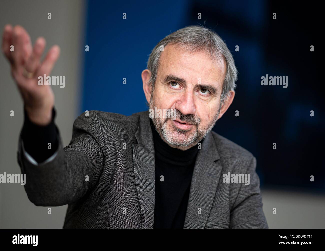 Berlin, Deutschland. Dezember 2020. Hermann Parzinger, Präsident der Stiftung Preußischer Kulturbesitz, spricht in seinem Büro in der Villa von der Heydt. (Nach dpa: Parzinger: Keine Sicherheitskontrollen für Museen wie am Flughafen) Quelle: Fabian Sommer/dpa/Alamy Live News Stockfoto