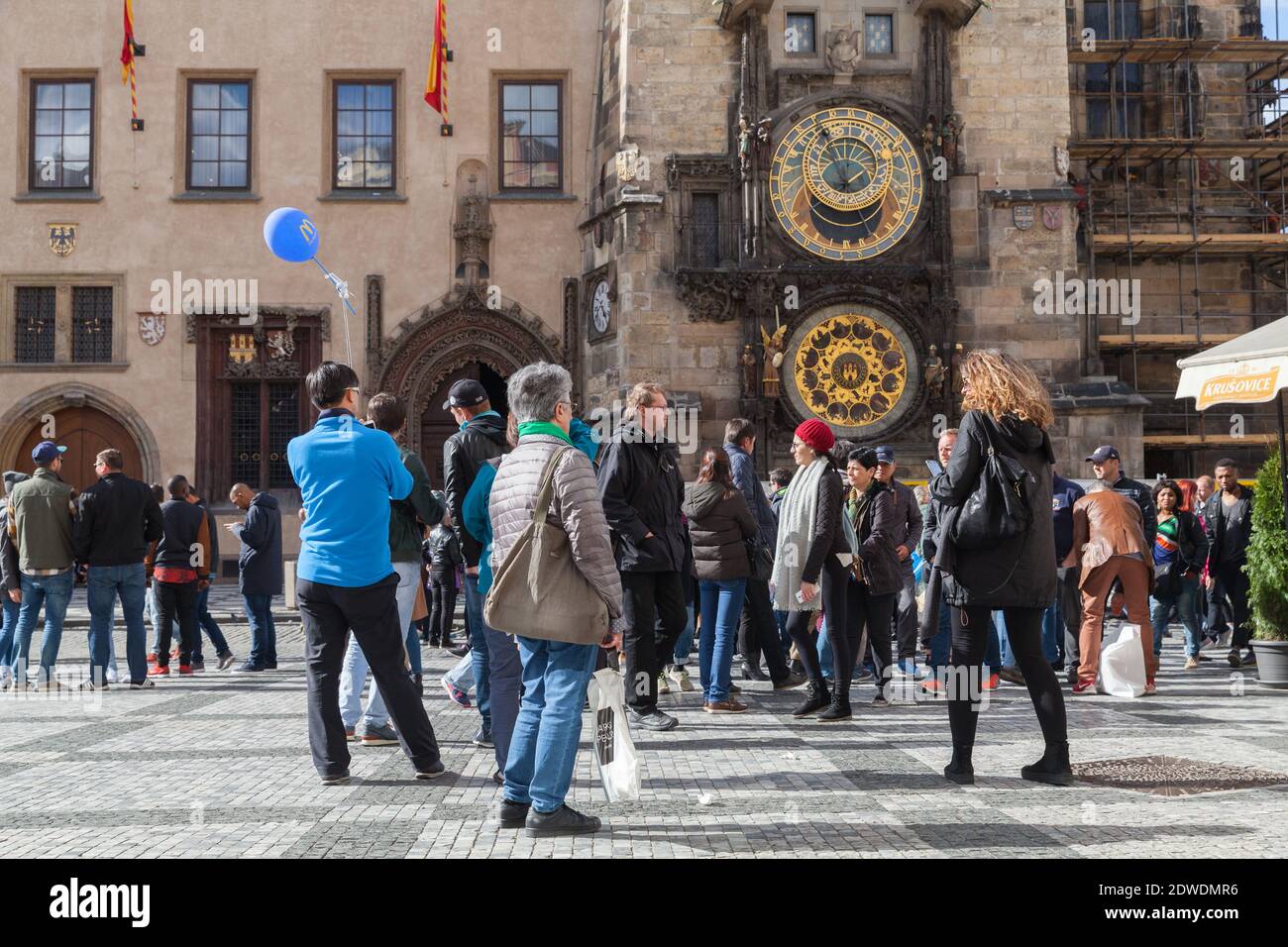 Prag, Tschechische Republik - 2. Mai 2017: Touristen sind in der Nähe der Prager Astronomischen Uhr, oder Prag Orloj. Es ist eine mittelalterliche astronomische Uhr in Stockfoto