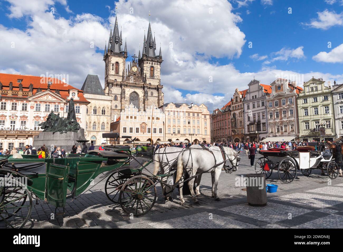 Prag, Tschechische Republik - 2. Mai 2017: Pferdekutschen und Spaziergänger sind auf dem Altstädter Ring mit der Kirche der Mutter Gottes vor Tyn auf a b Stockfoto