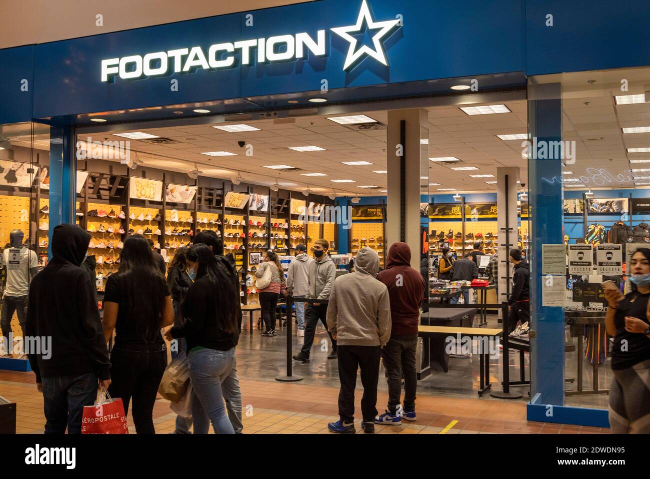Sozial distanzierte Linie im Footaction Store, Columbia Mall, Kennewick, Washington State, USA Stockfoto