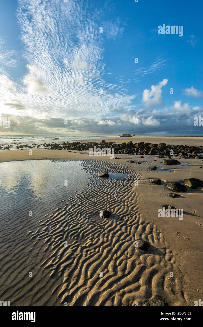 Wolkenmuster spiegeln die Sandwellen am Strand wider, Elliott Heads, Queensland, QLD, Australien Stockfoto