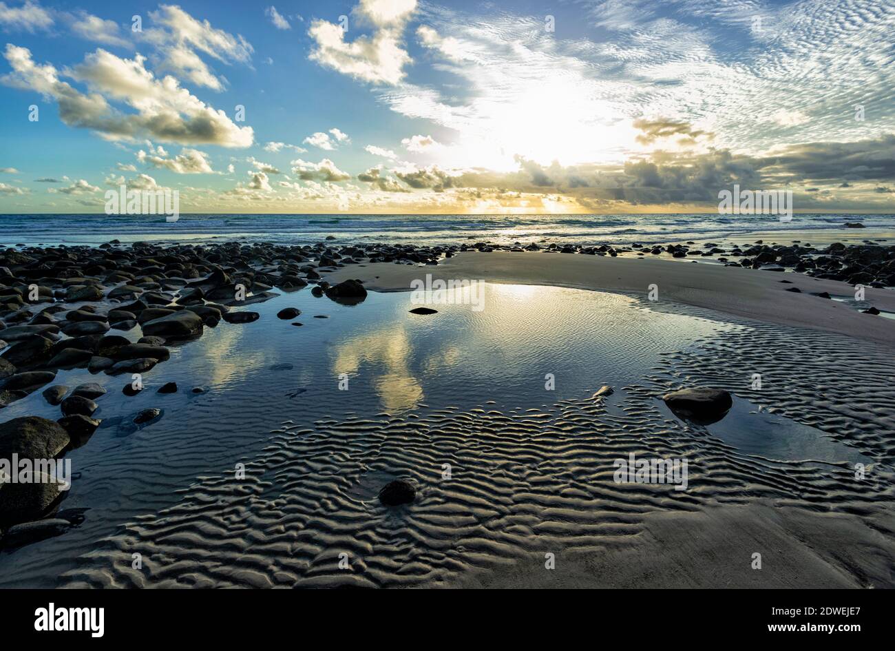 Wellen im Sand am Strand bei Sonnenaufgang, Elliott Heads, Queensland, QLD, Australien Stockfoto