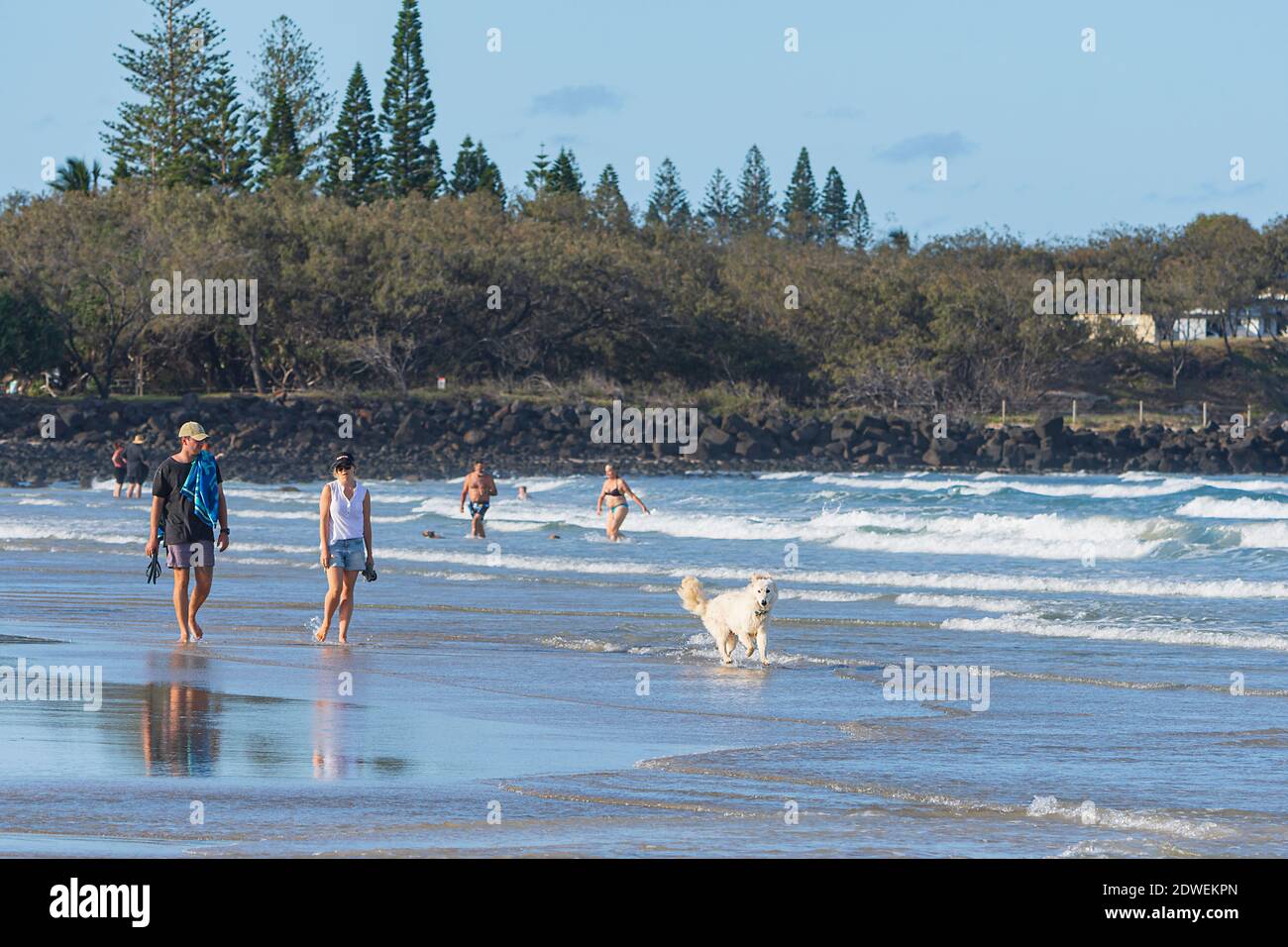 Kleine Wellen und türkisfarbenes Wasser am malerischen, beliebten Strand Elliott Heads, Queensland, QLD, Australien Stockfoto