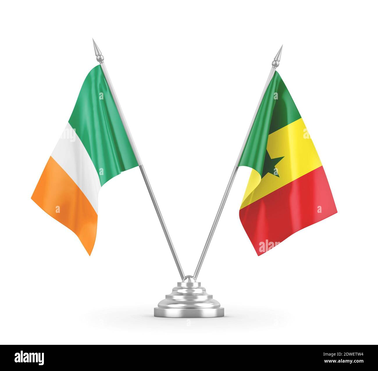Senegal und Irland Tischflaggen isoliert auf weißem 3D-Rendering Stockfoto