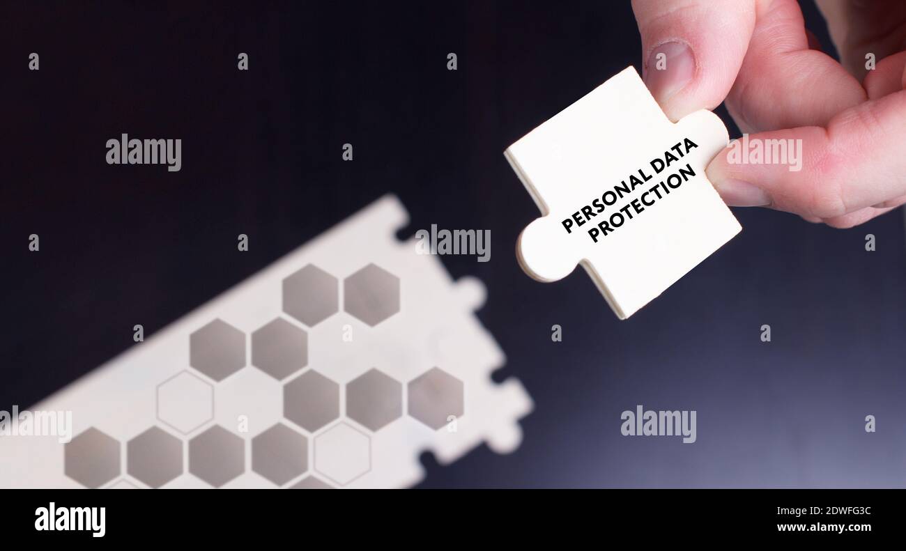 Business, Technologie, Internet und Netzwerkkonzept. Junger Geschäftsmann zeigt das Wort: Schutz personenbezogener Daten Stockfoto