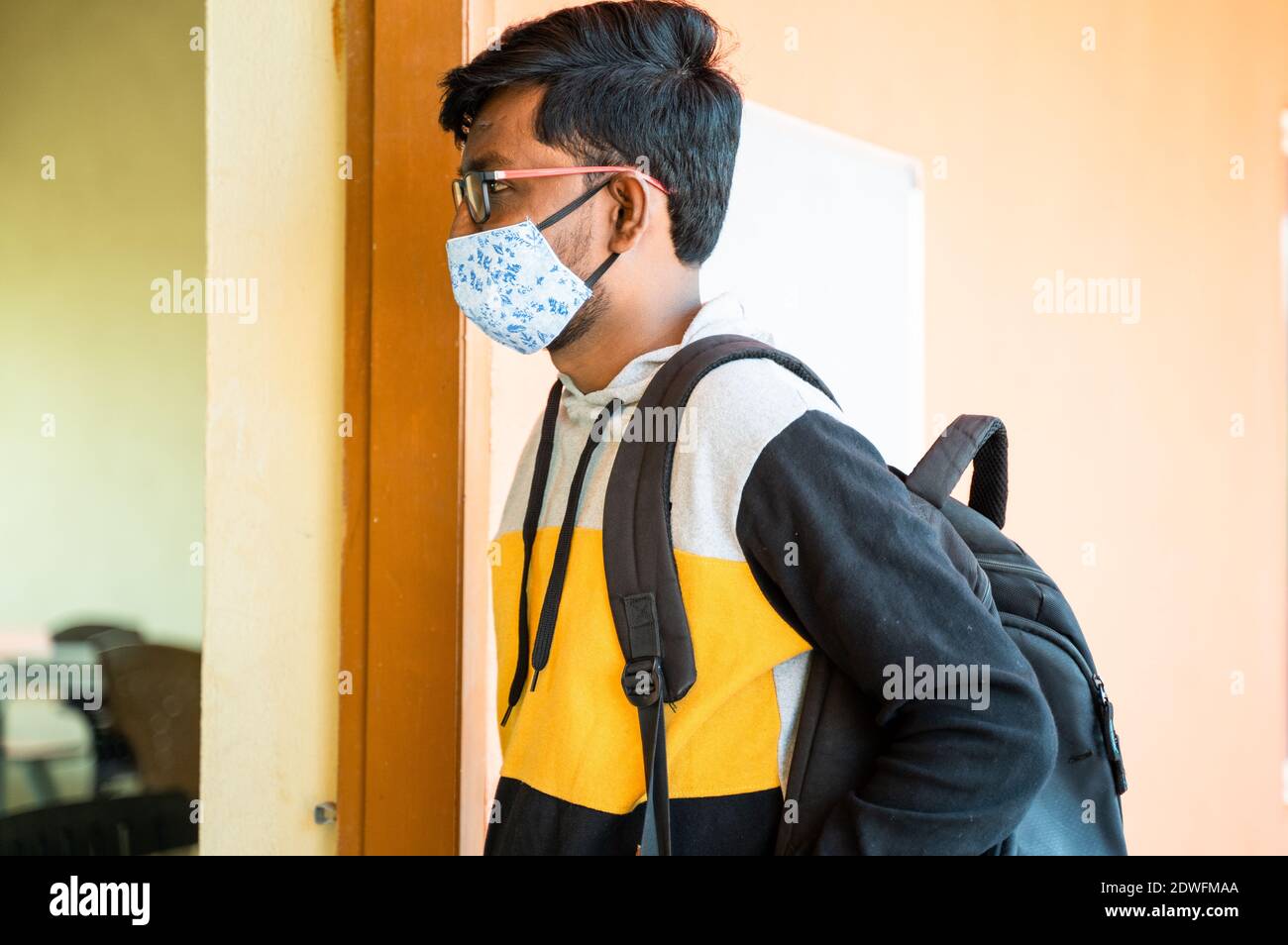 College-Student mit Gesichtsmaske Eintritt in den Klassenzimmer - Konzept der Hochschule wieder öffnen, neue normale Lebensweise nach Coronavirus oder covid-19 Pandemie. Stockfoto