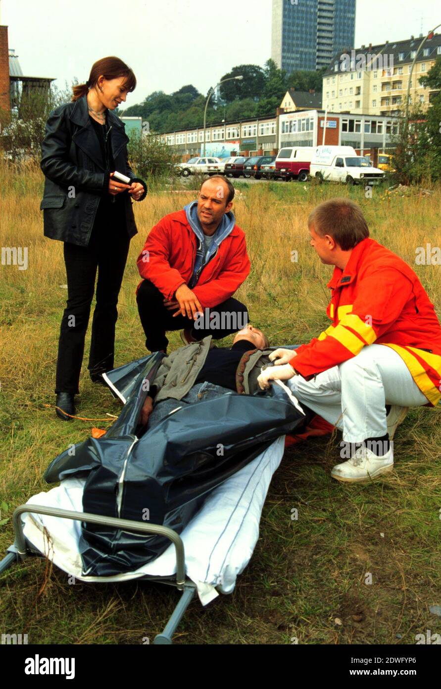 FAUST, ZDF TV-Kriminerie, 1995, Folge: Der Club der Drachen, Szene: Am Hafen wird der Fotograf Thomas Keller gegründet, STEFHANIE PHILIPP als Ulrike Krüger, HEINER LAUTERBACH als Kommissar Faust, HANS-UWE BAUER als Thomas Keller. FAUST, ZDF-Krimiserie, 1995, Folge: Der Club der Drachen, Szene: STEFHANIE PHILIPP als Ulrike Krüger, HEINER LAUTERBACH als Kommissar Faust, HANS-UWE BAUER als Thomas Keller. Stockfoto