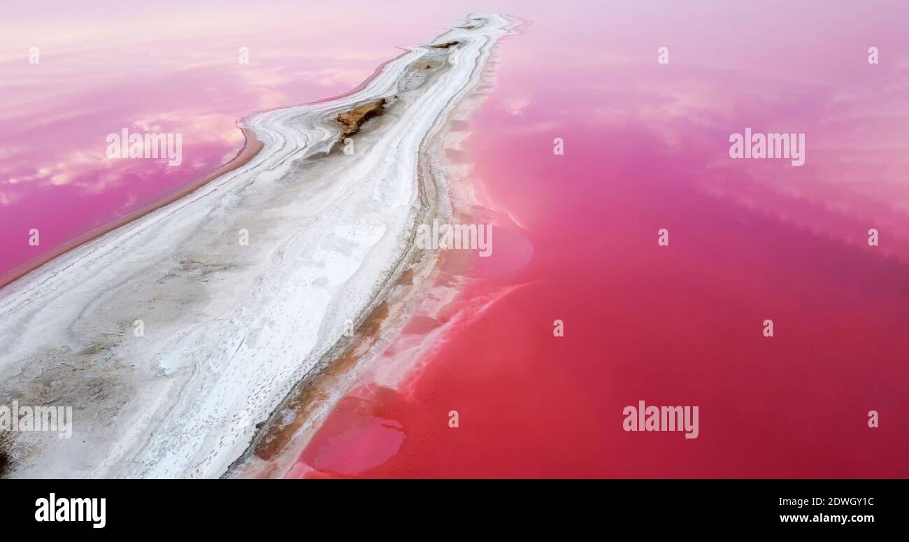 Das Ufer der Insel auf dem rosa See ist mit Salz bedeckt. Stockfoto