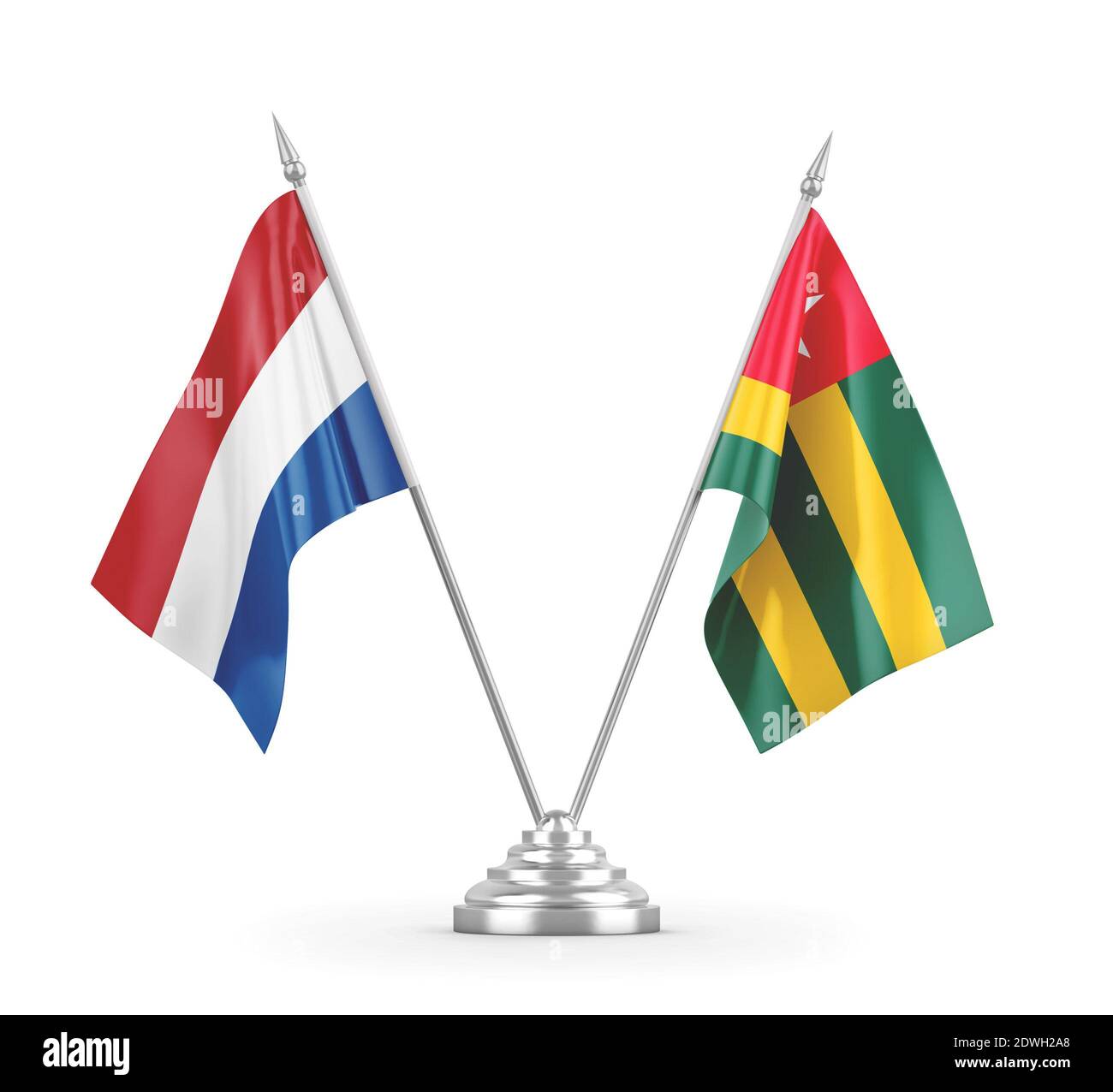 Togo und Niederlande Tischflags isoliert auf weißem 3D-Rendering Stockfoto