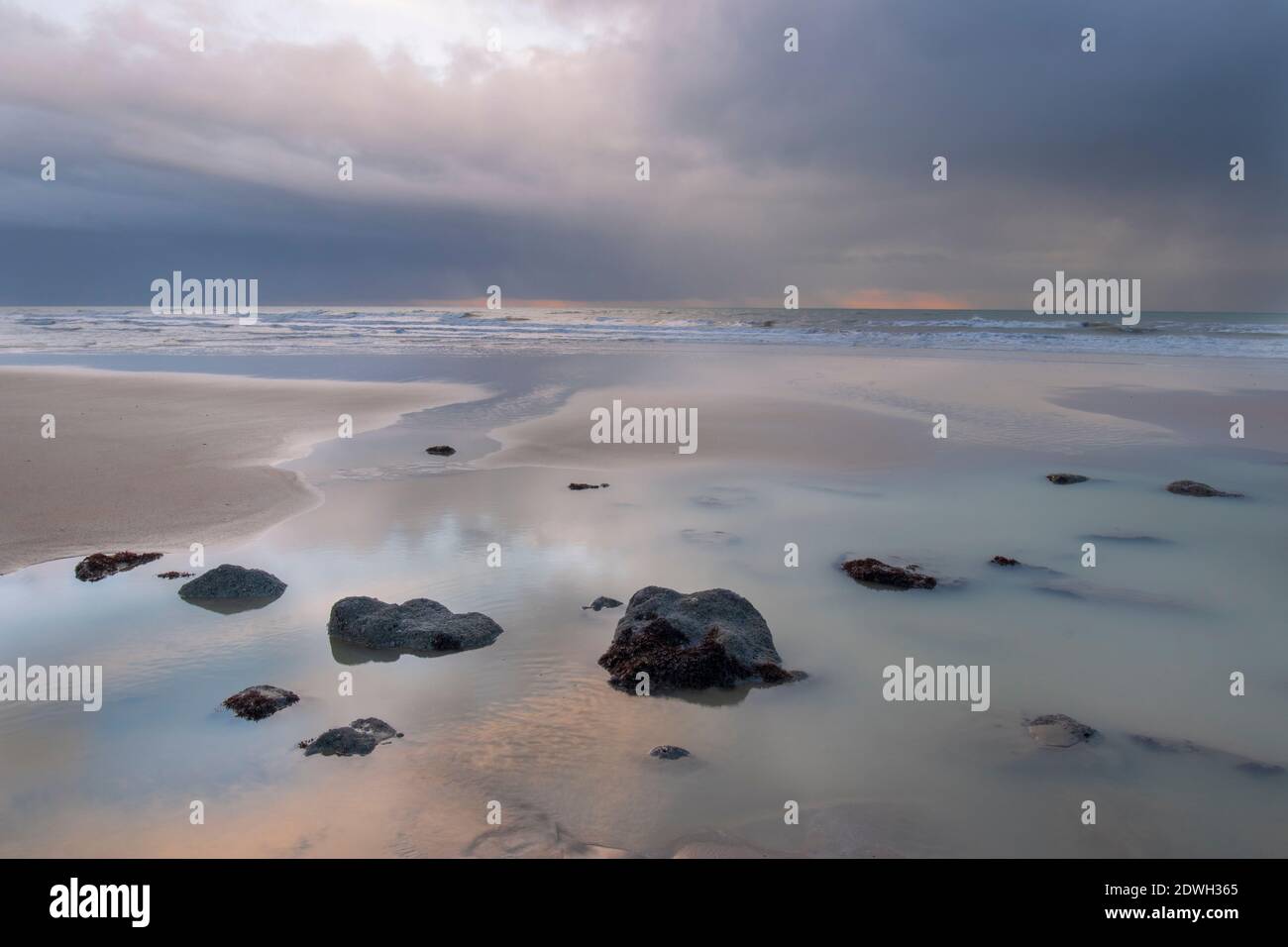 Am Strand bei Ebbe und Morgendämmerung bei Fairlight Glen Hastings Country Park East Sussex Südostengland Stockfoto