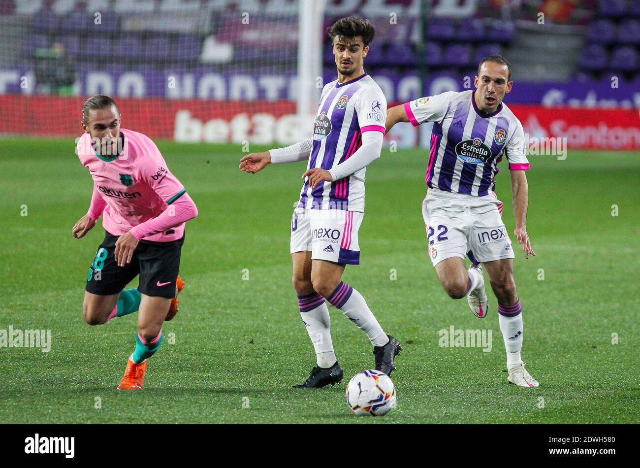 Oscar Mingueza vom FC Barcelona, Joao Pedro Neves "Jota" und Nacho Martinez von Real Valladolid im Einsatz während der spanischen cha / LM Stockfoto