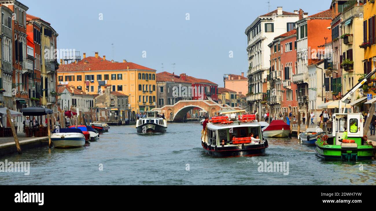 Vaporetto und andere Boote auf der viel befahrenen Cannaregiokanal, Venedig Italien. Stockfoto