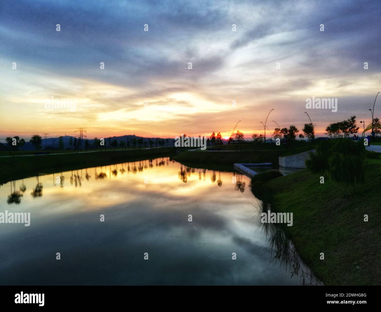 Herrliche Sicht auf Fluss gegen Himmel bei Sonnenuntergang Stockfoto