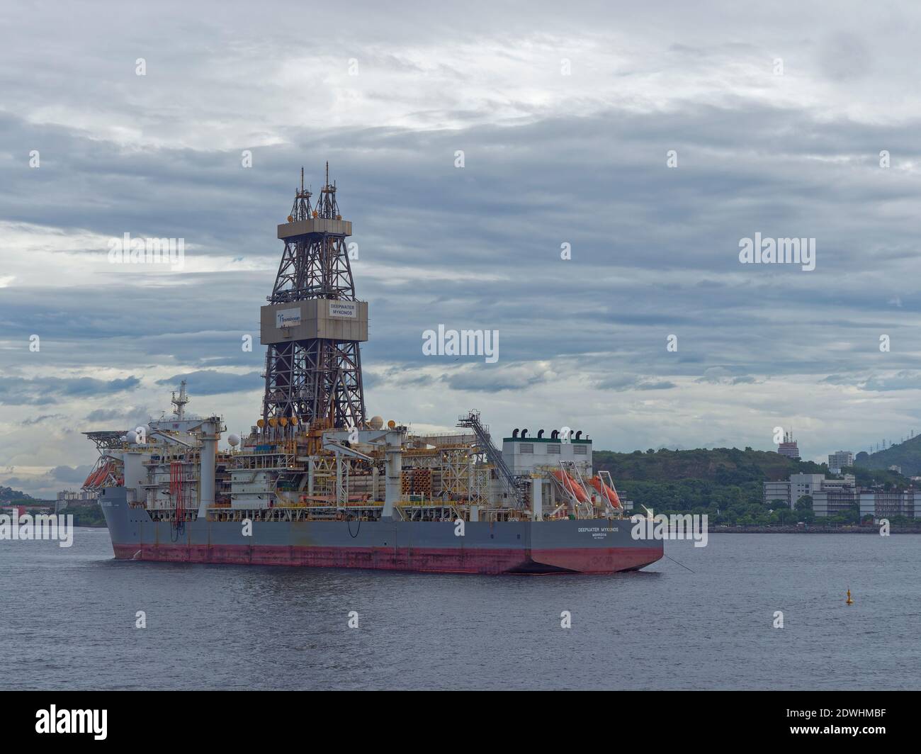 Die Deepwater Mykonos Drillship liegt an der Anchorage vor dem Alten Hafen von Rio de Janeiro, an einem bewölkten Morgen im Dezember. Stockfoto