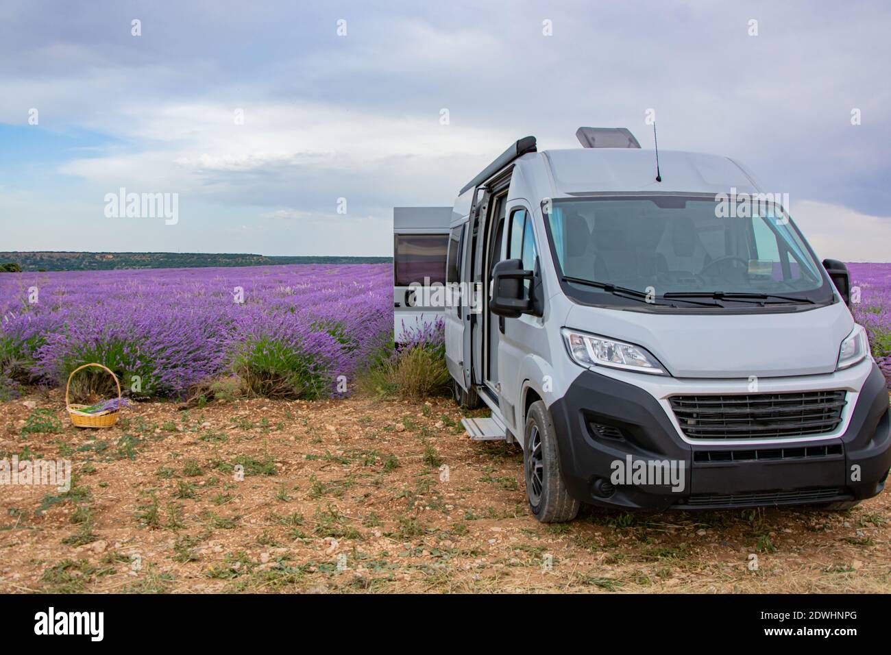 Wohnmobil in den Lavendelfeldern Stockfoto