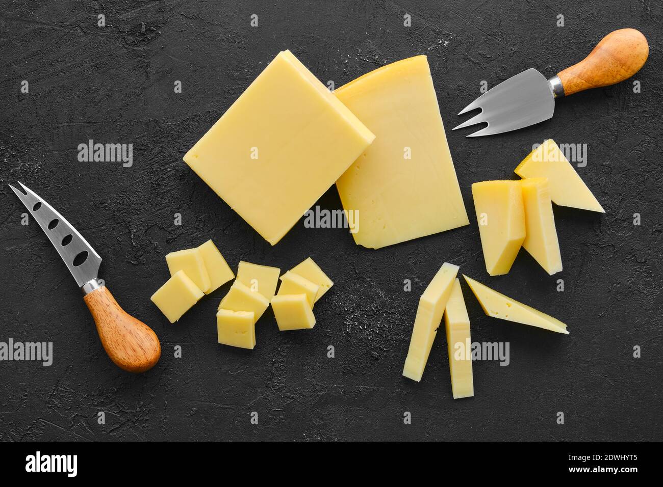 Draufsicht auf zwei Sorten halbweichen Käse Stockfoto