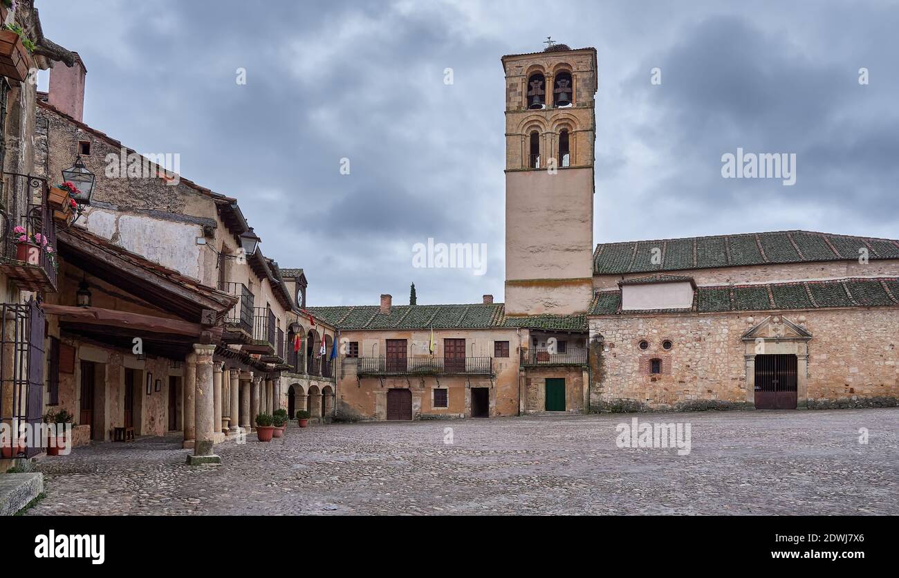 Mittelalterliche Architektur und Kirche auf dem Hauptplatz von Pedraza, Segovia, Castilla Y Leon, Spanien Stockfoto